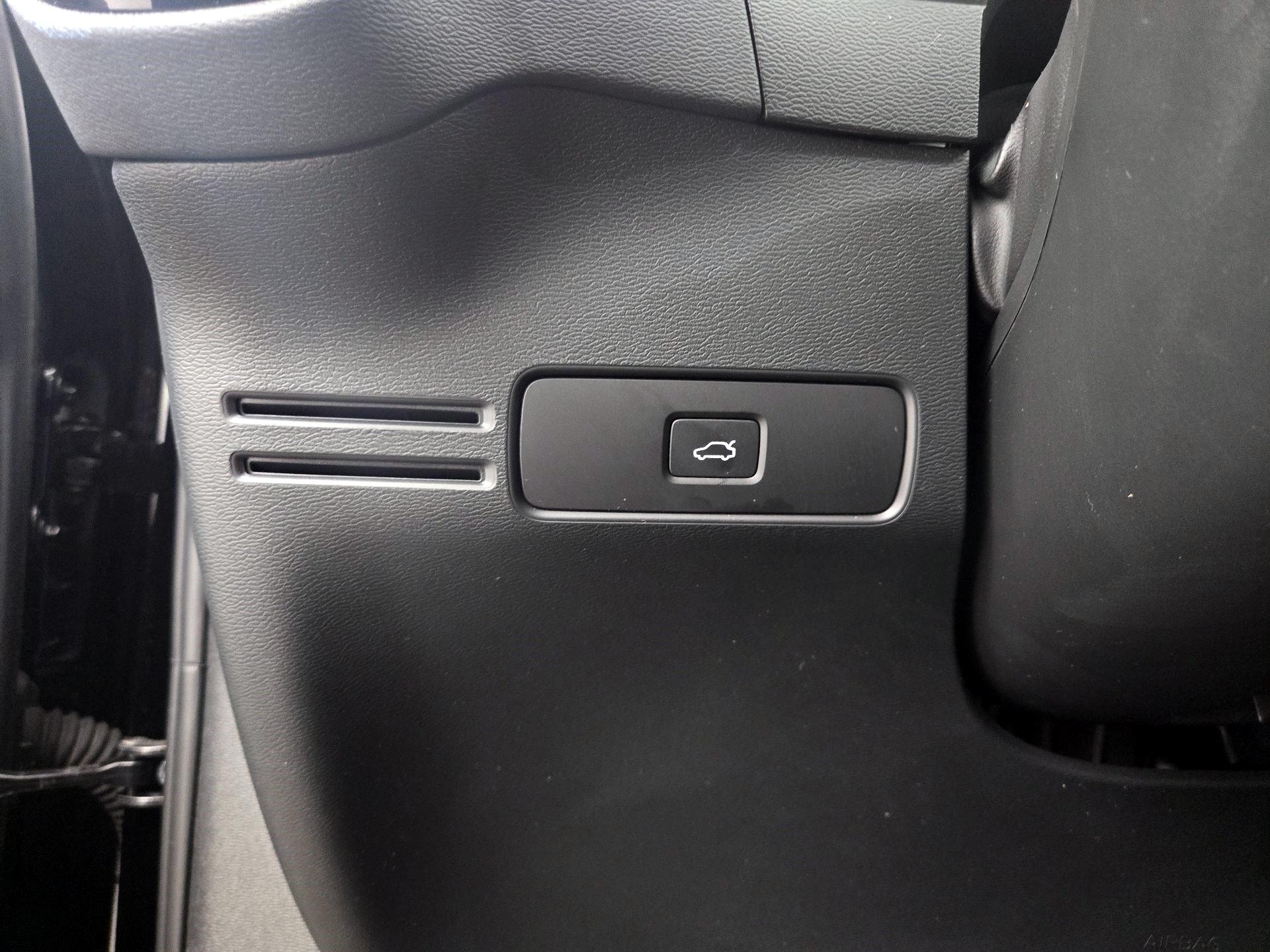 Thumbnail: 2023 Volvo XC40 - 11