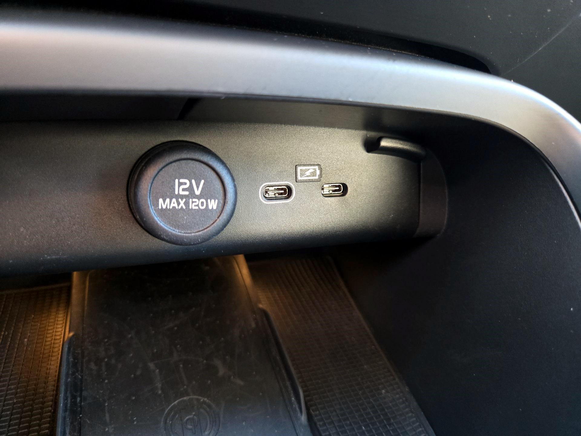 Thumbnail: 2023 Volvo XC40 - 17