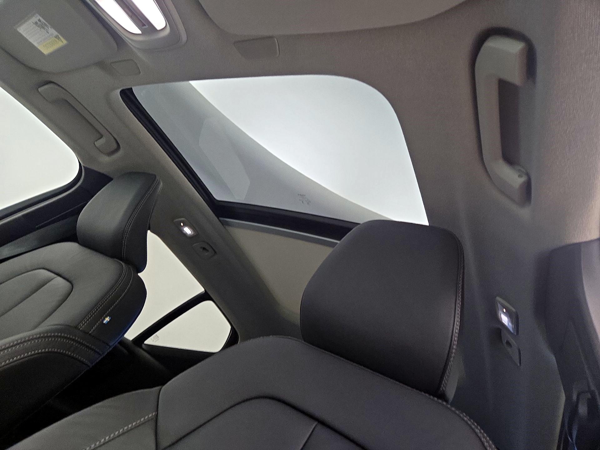 Thumbnail: 2023 Volvo XC40 - 18