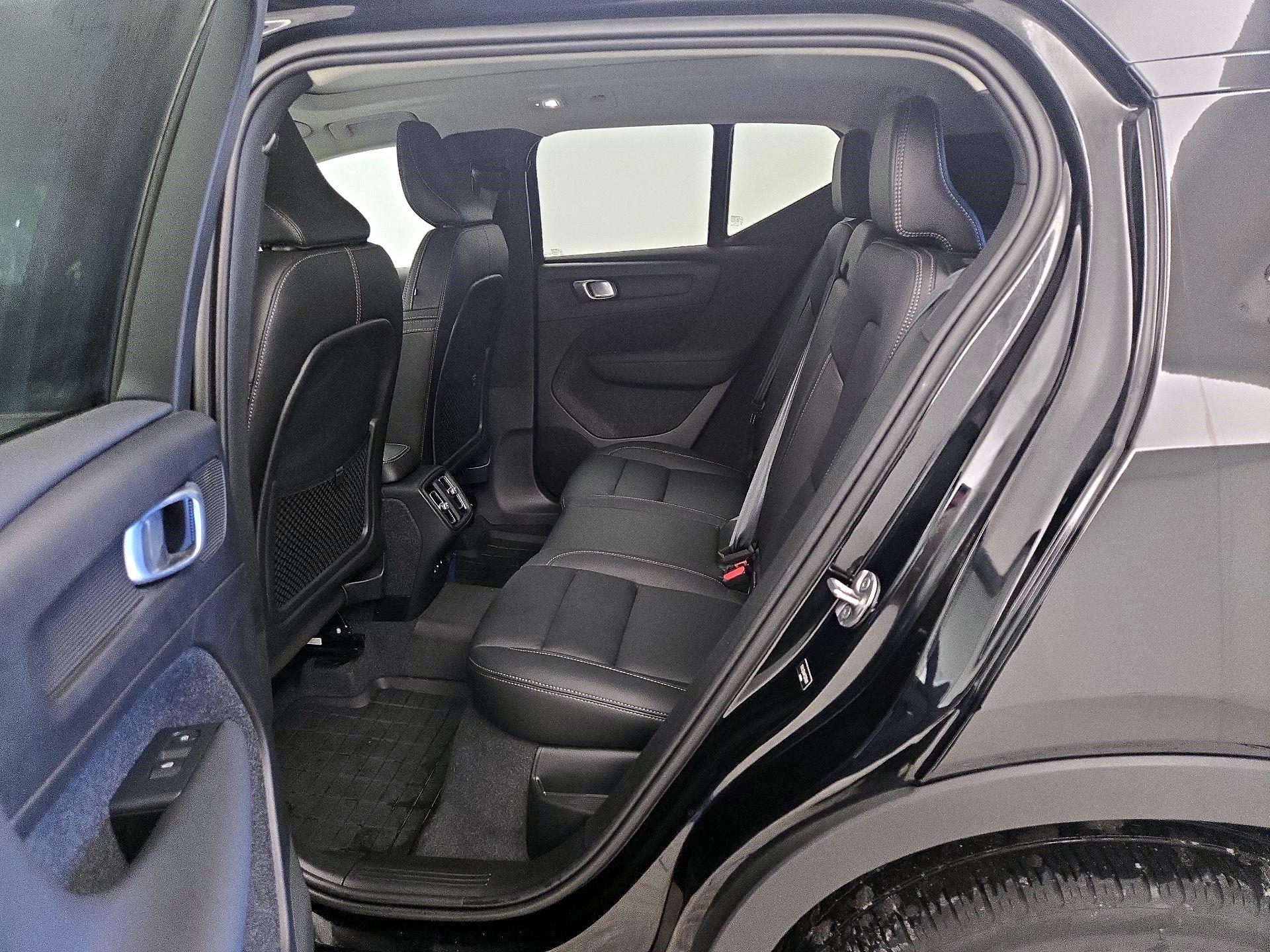 Thumbnail: 2023 Volvo XC40 - 19