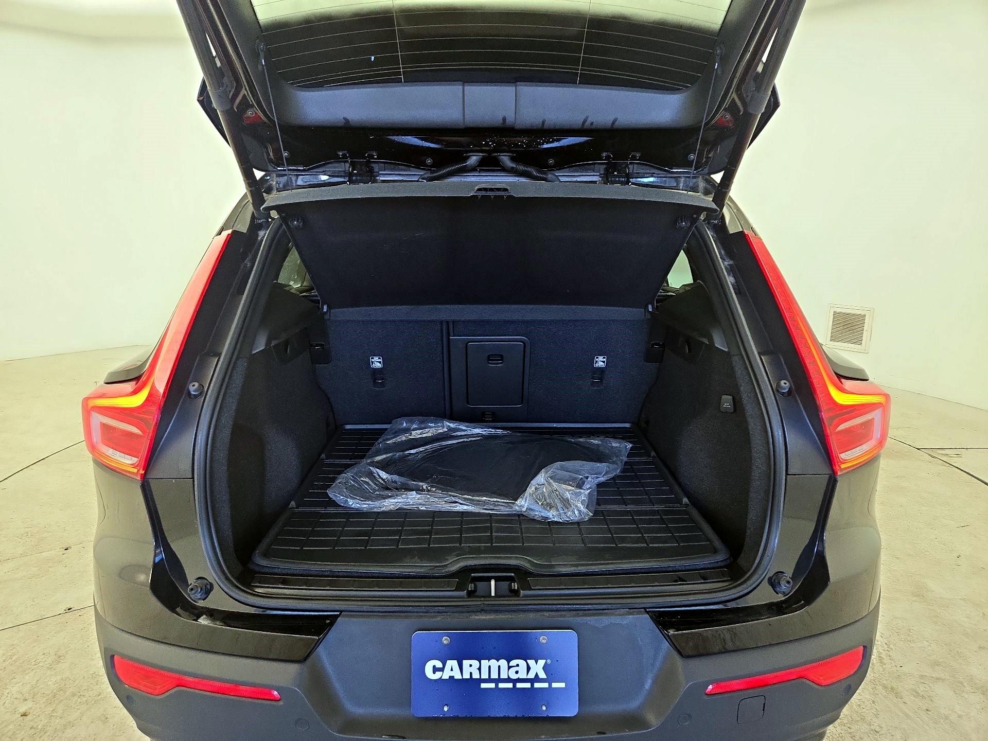 Thumbnail: 2023 Volvo XC40 - 20