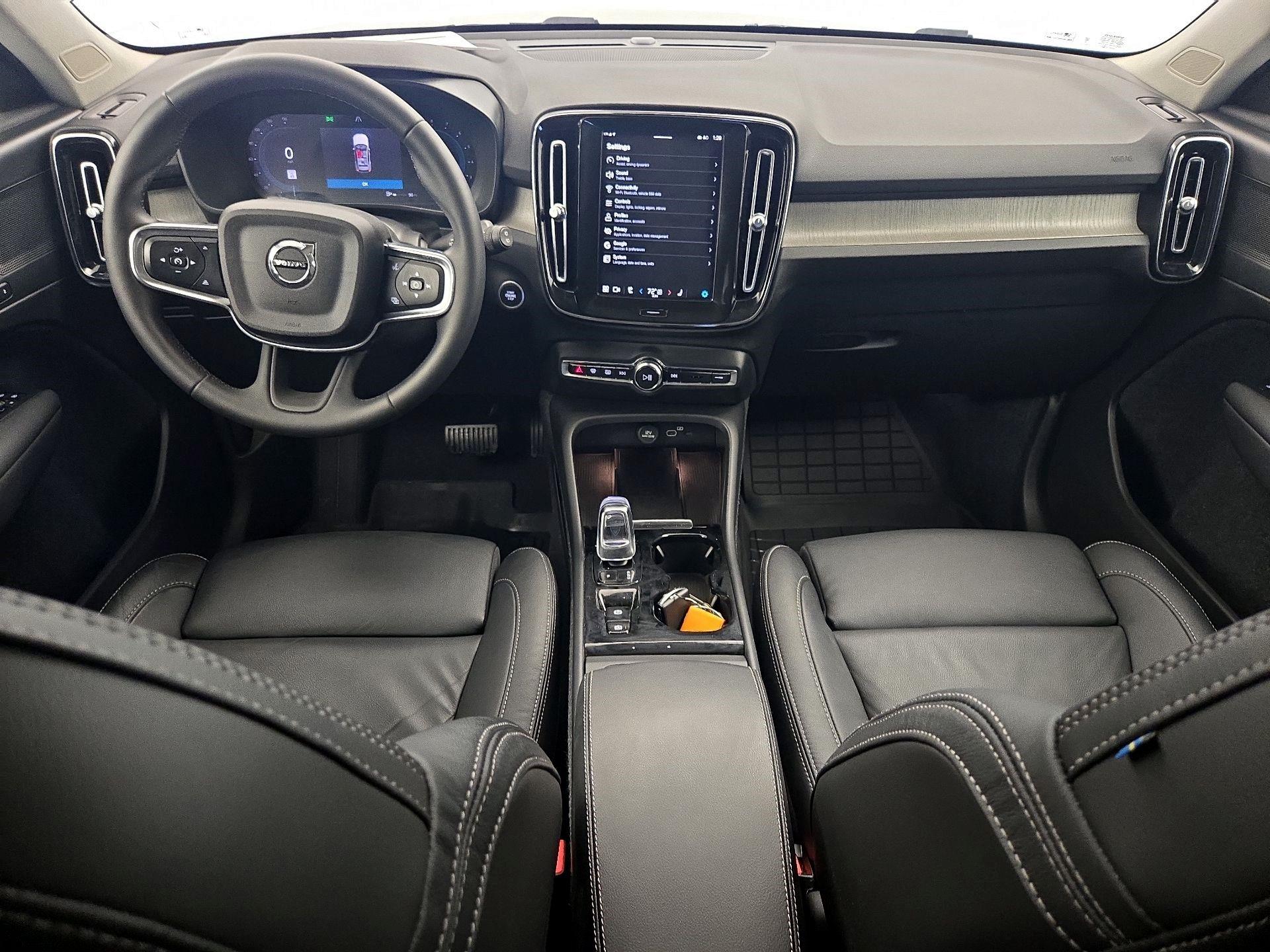 Thumbnail: 2023 Volvo XC40 - 8