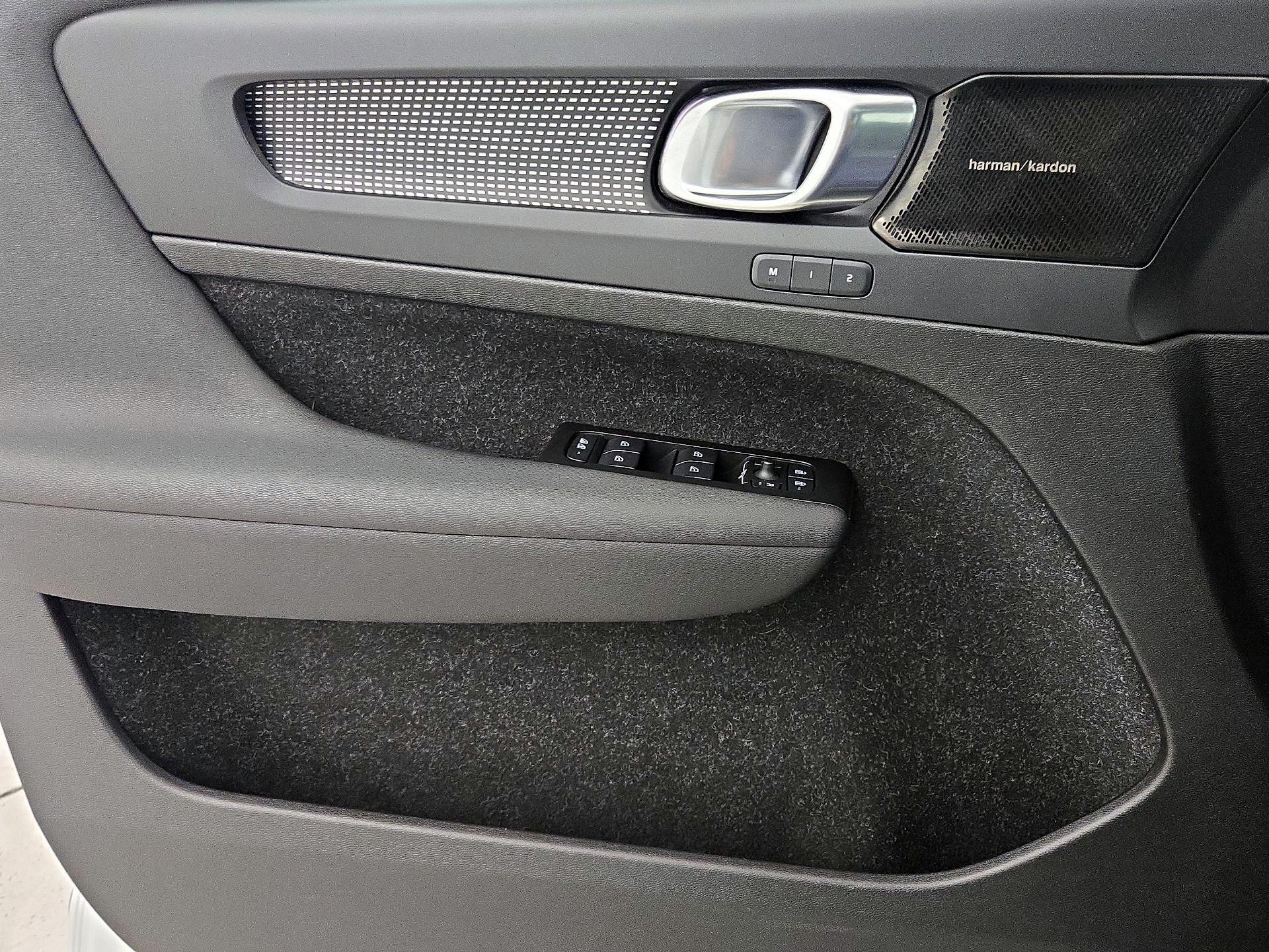 Thumbnail: 2021 Volvo XC40 - 12