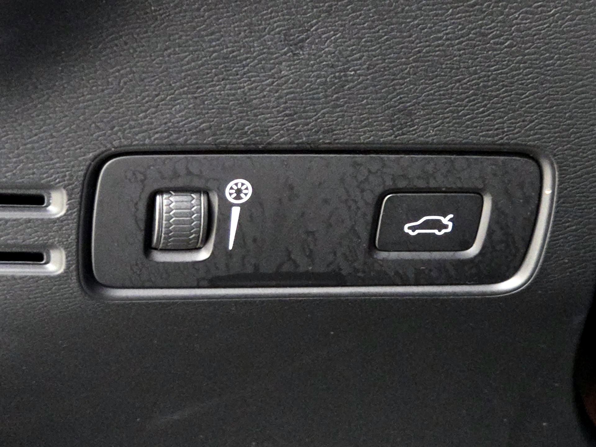 Thumbnail: 2021 Volvo XC40 - 13