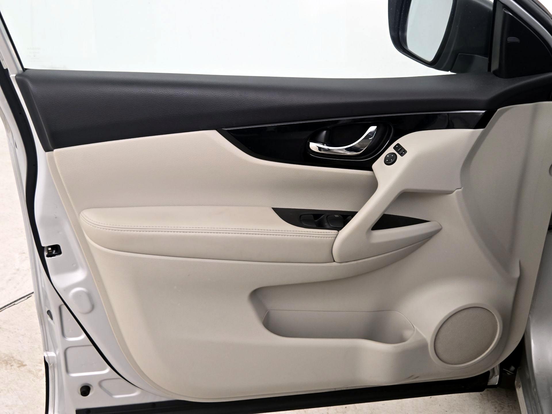 Thumbnail: 2020 Nissan Rogue Sport - 12