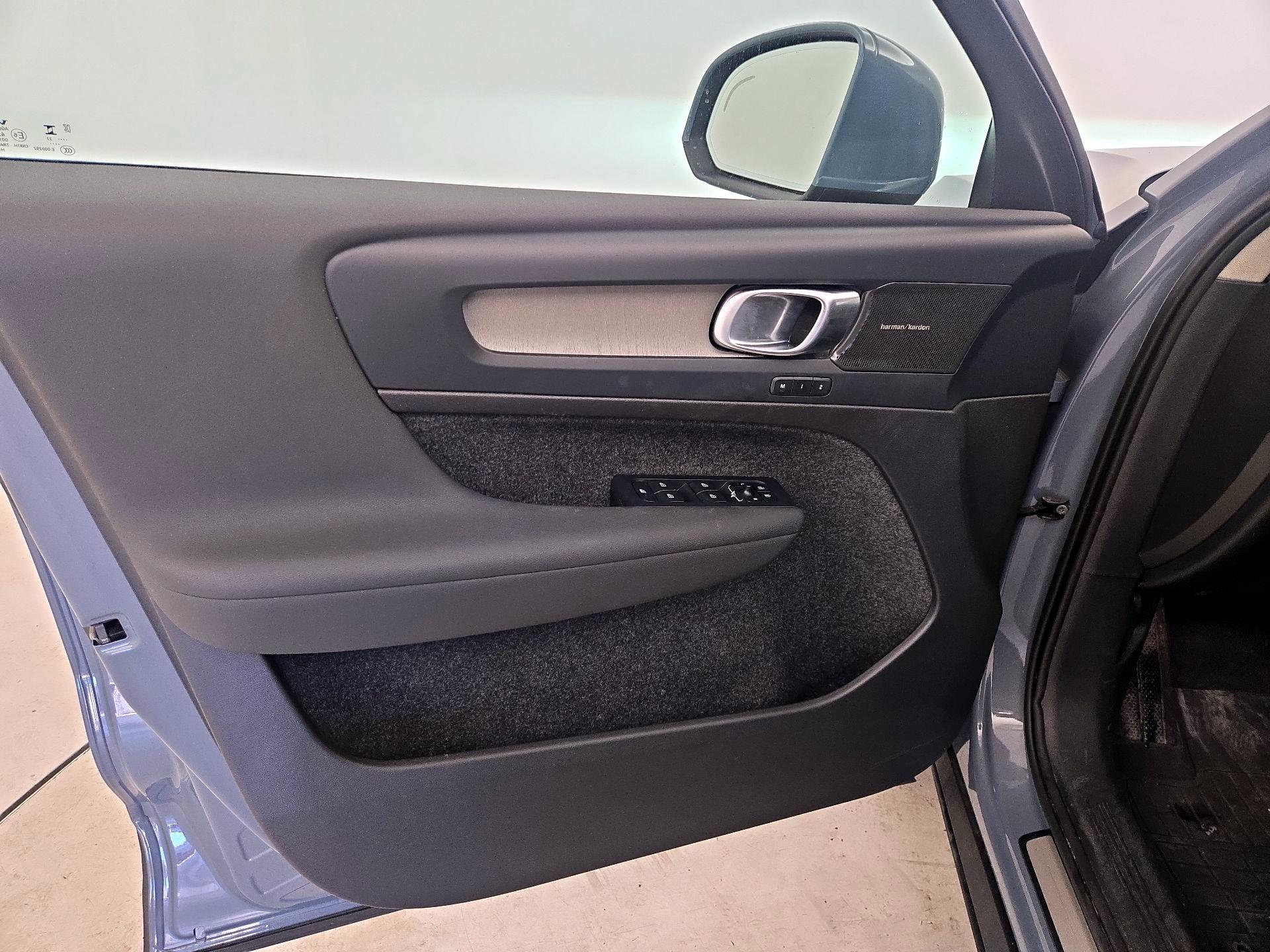 Thumbnail: 2023 Volvo XC40 - 12