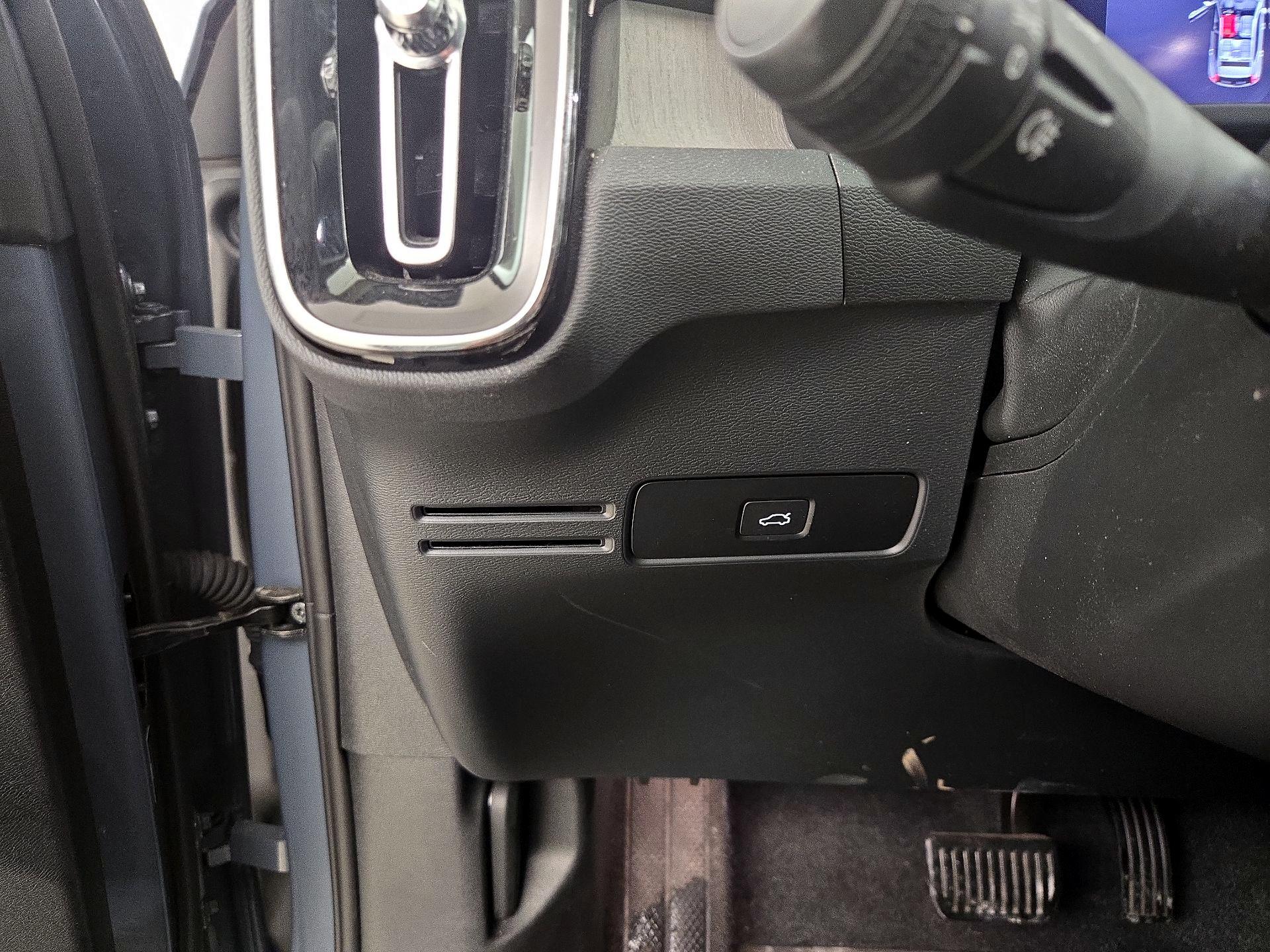 Thumbnail: 2023 Volvo XC40 - 13