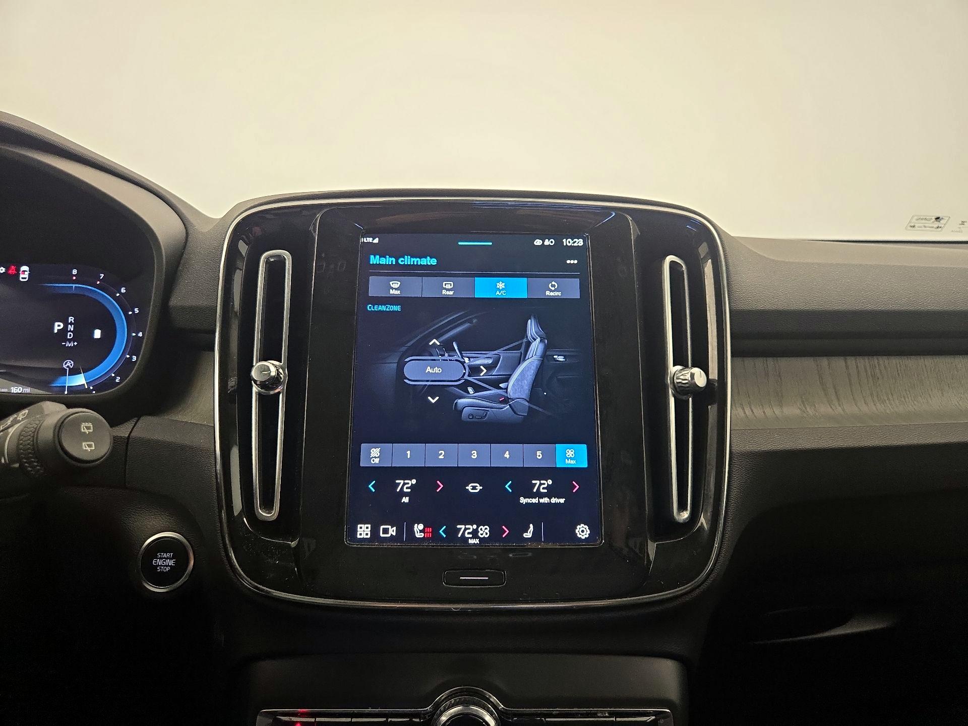 Thumbnail: 2023 Volvo XC40 - 17