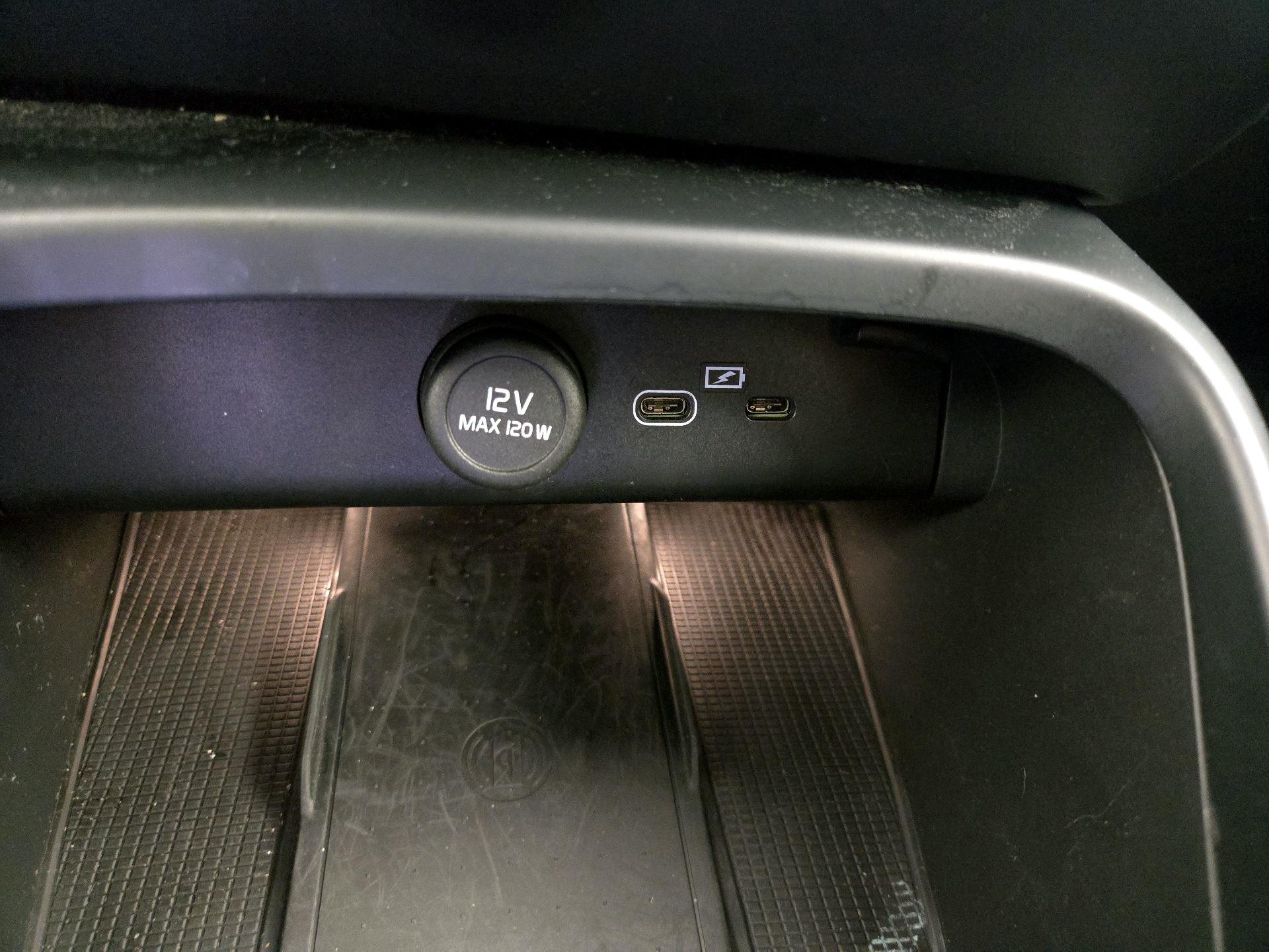 Thumbnail: 2023 Volvo XC40 - 19