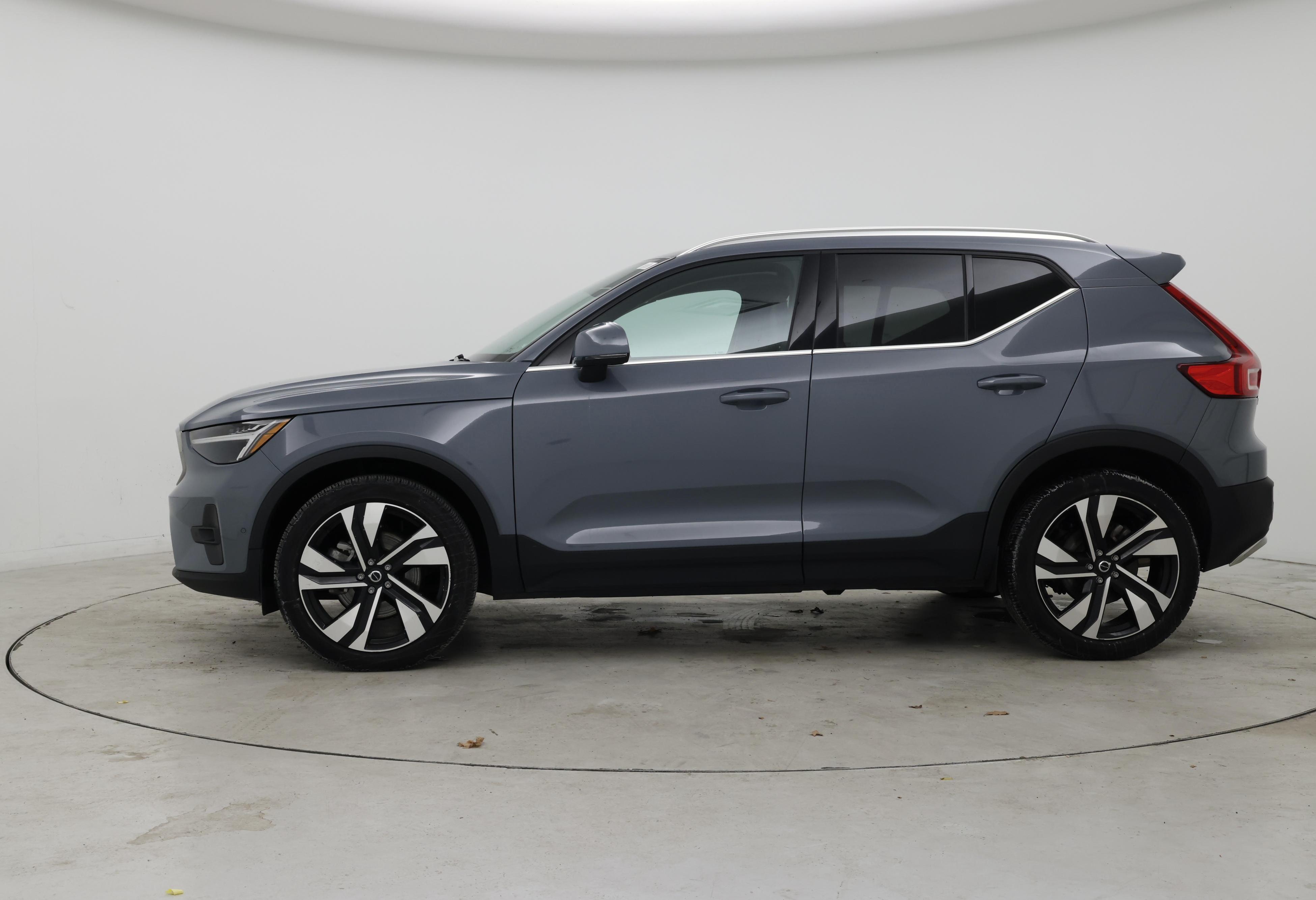 Thumbnail: 2023 Volvo XC40 - 3