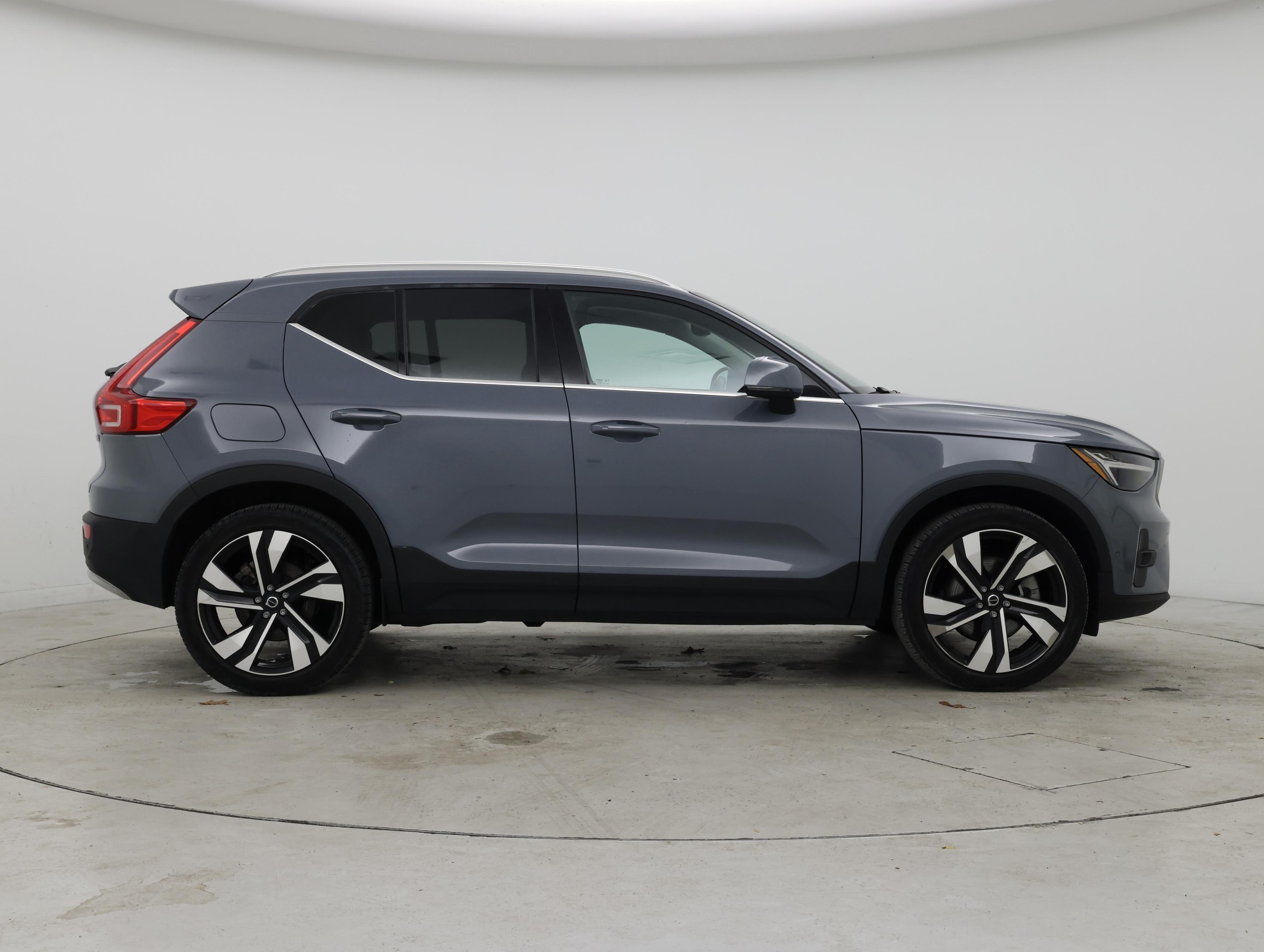 Thumbnail: 2023 Volvo XC40 - 7