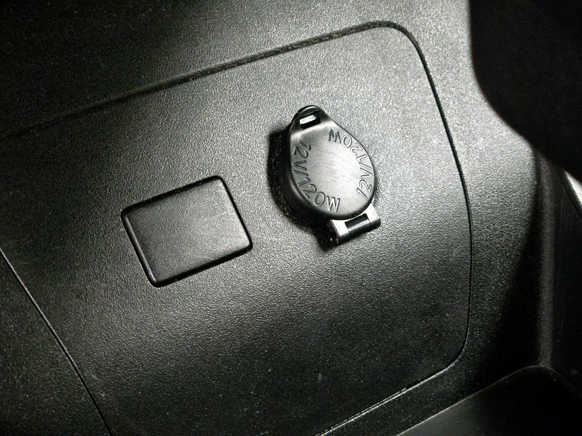 Thumbnail: 2015 Toyota Prius - 18