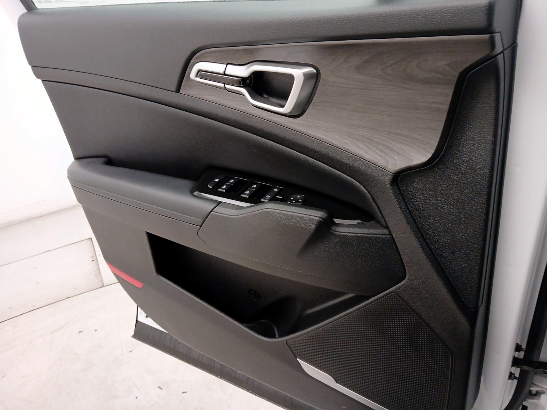 Thumbnail: 2023 Kia Sportage - 12