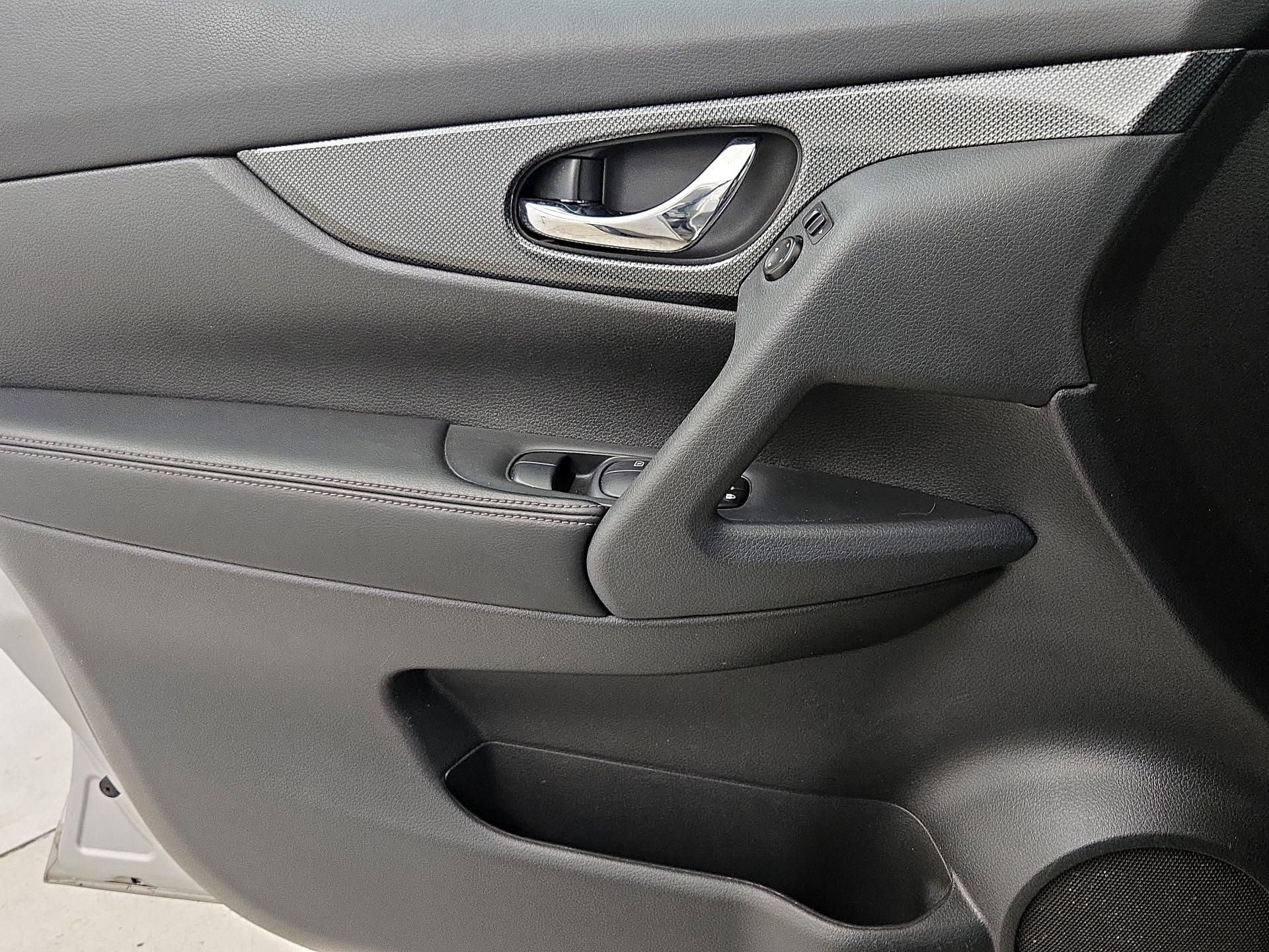 Thumbnail: 2016 Nissan Rogue - 12