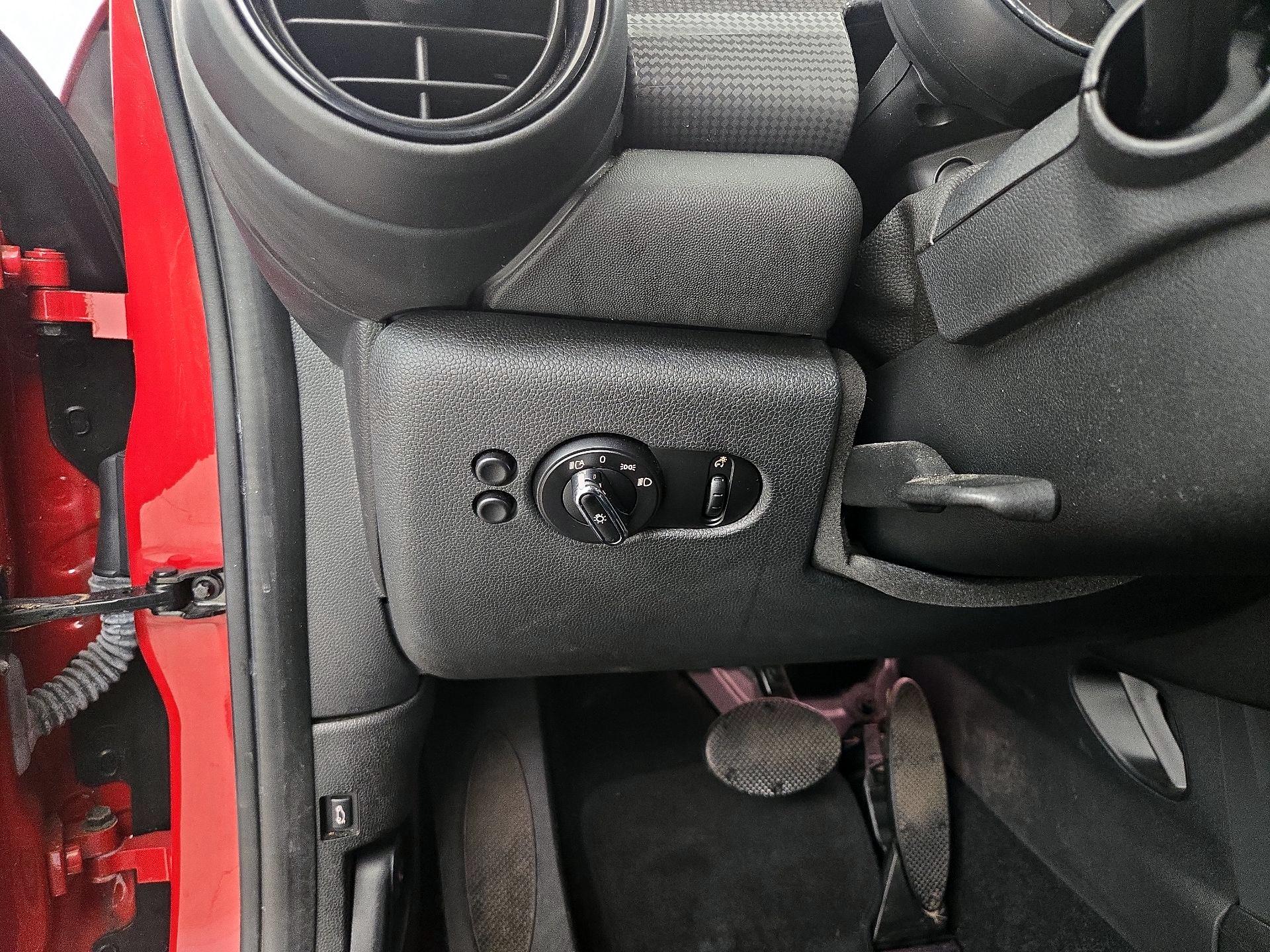 Thumbnail: 2015 MINI Cooper Hardtop - 13