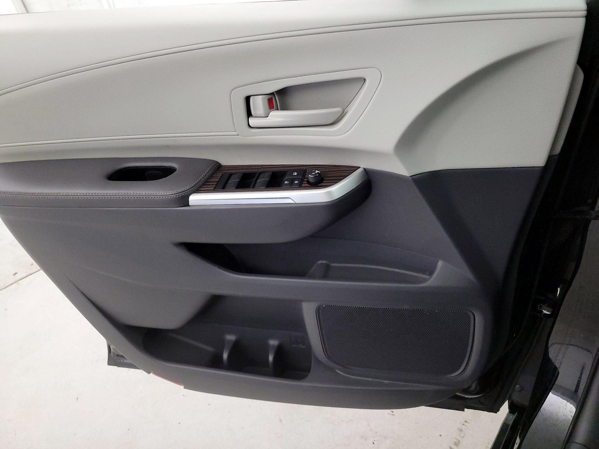 Thumbnail: 2022 Toyota Sienna - 12