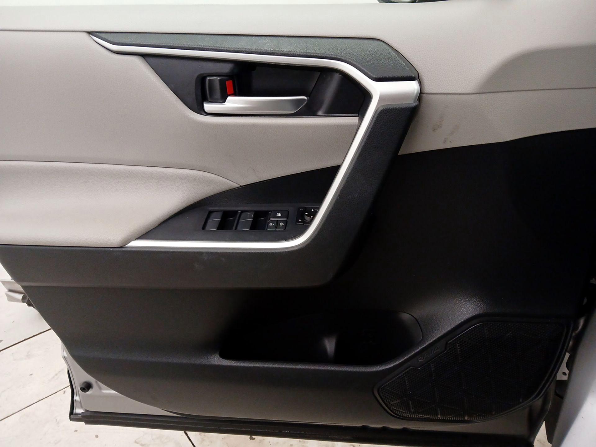 Thumbnail: 2020 Toyota RAV4 - 12