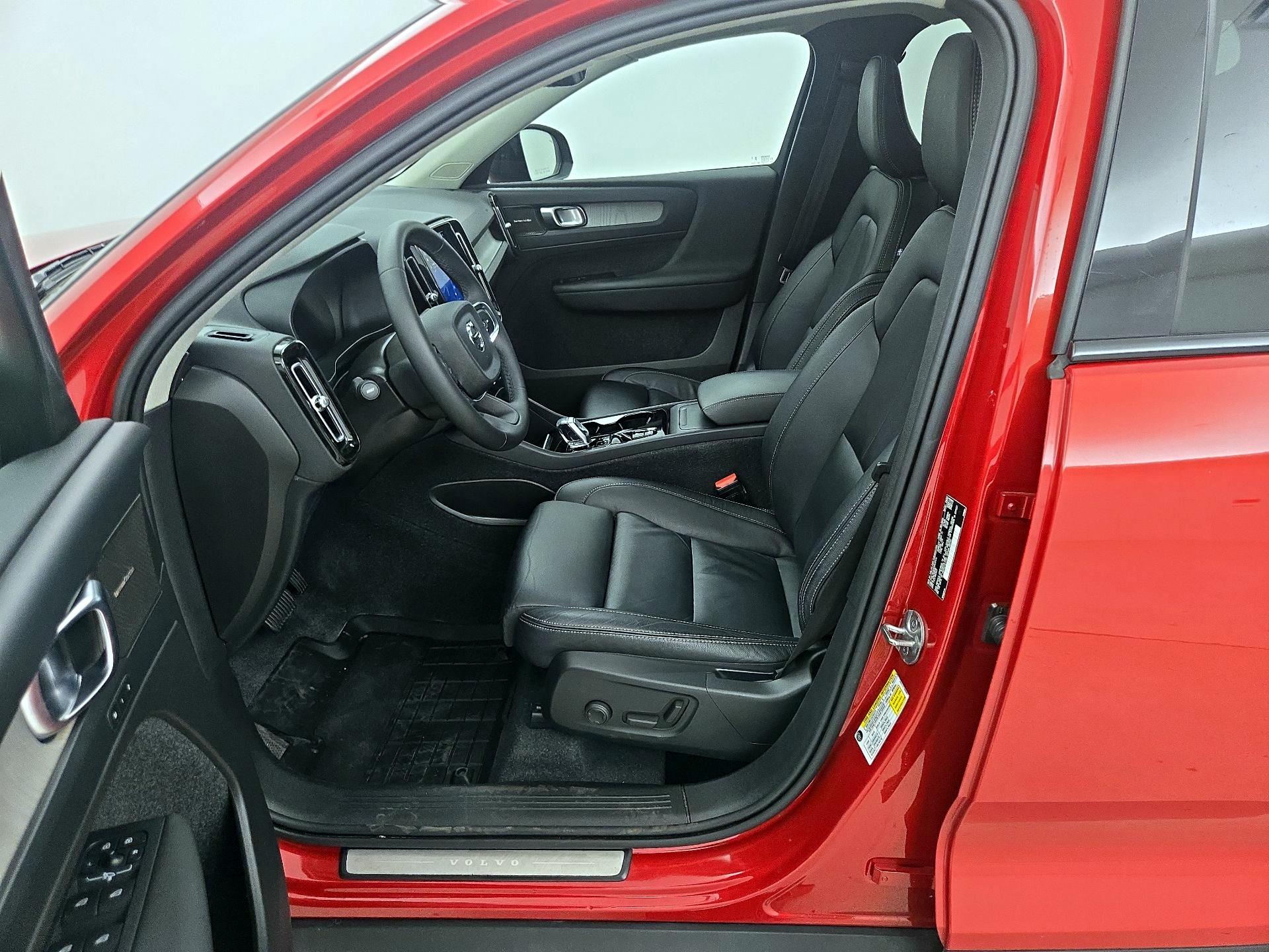 Thumbnail: 2023 Volvo XC40 - 11