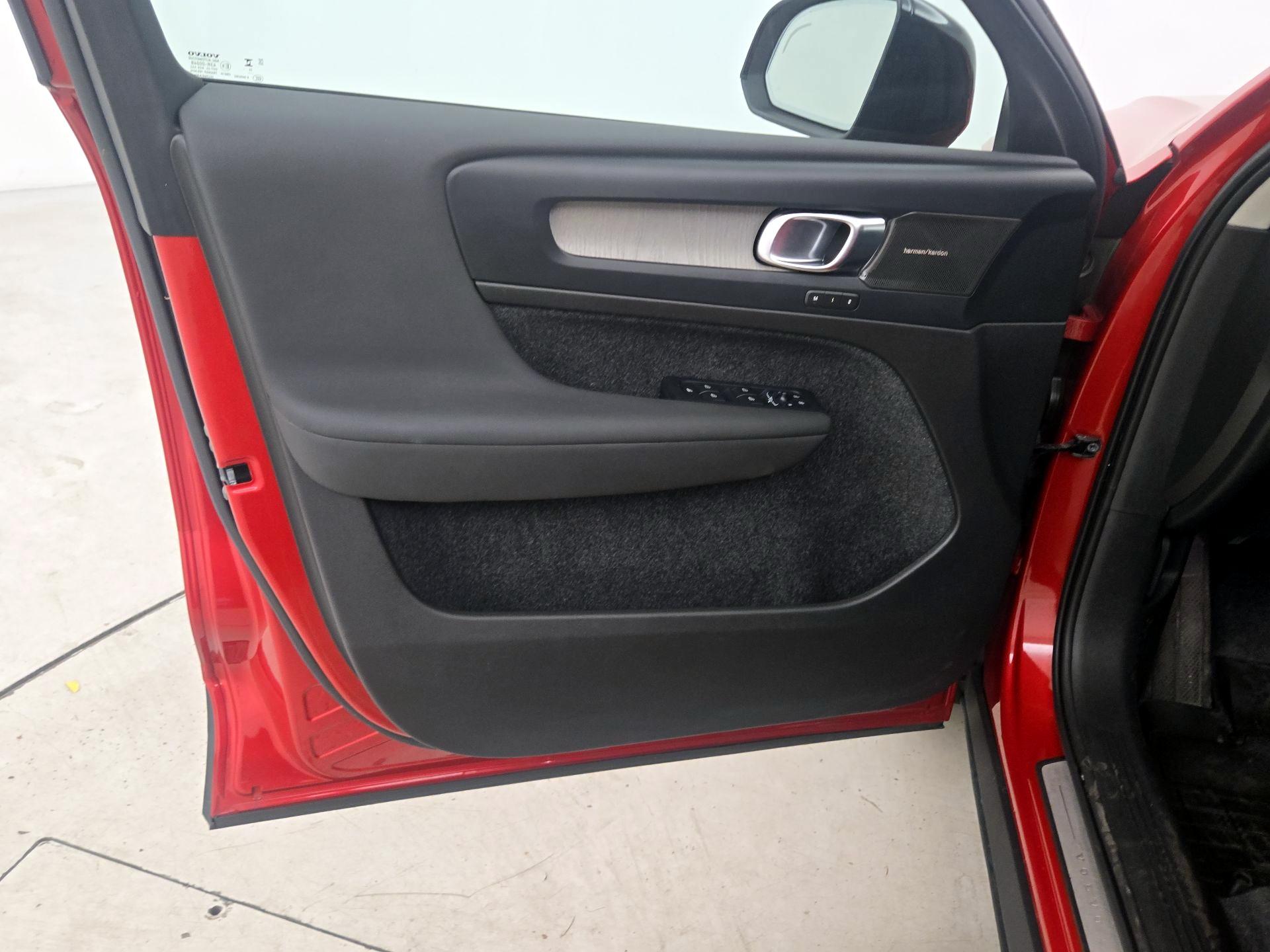 Thumbnail: 2023 Volvo XC40 - 12