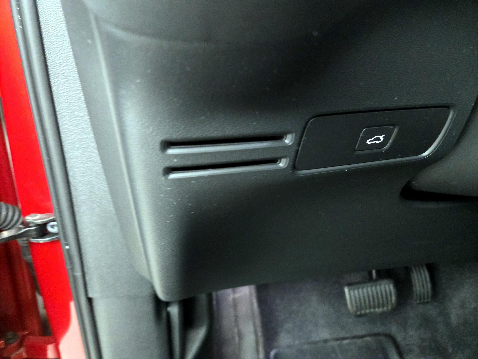 Thumbnail: 2023 Volvo XC40 - 13