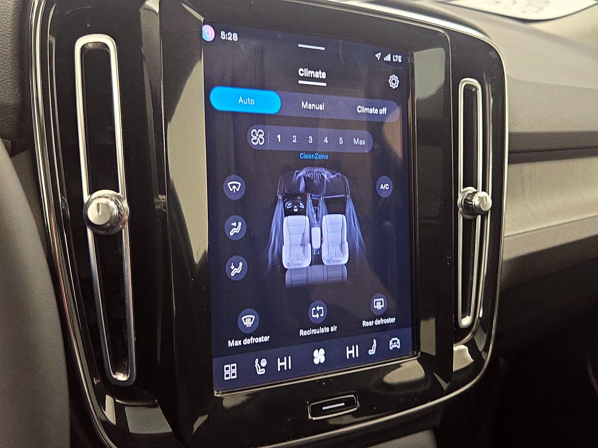 Thumbnail: 2023 Volvo XC40 - 17