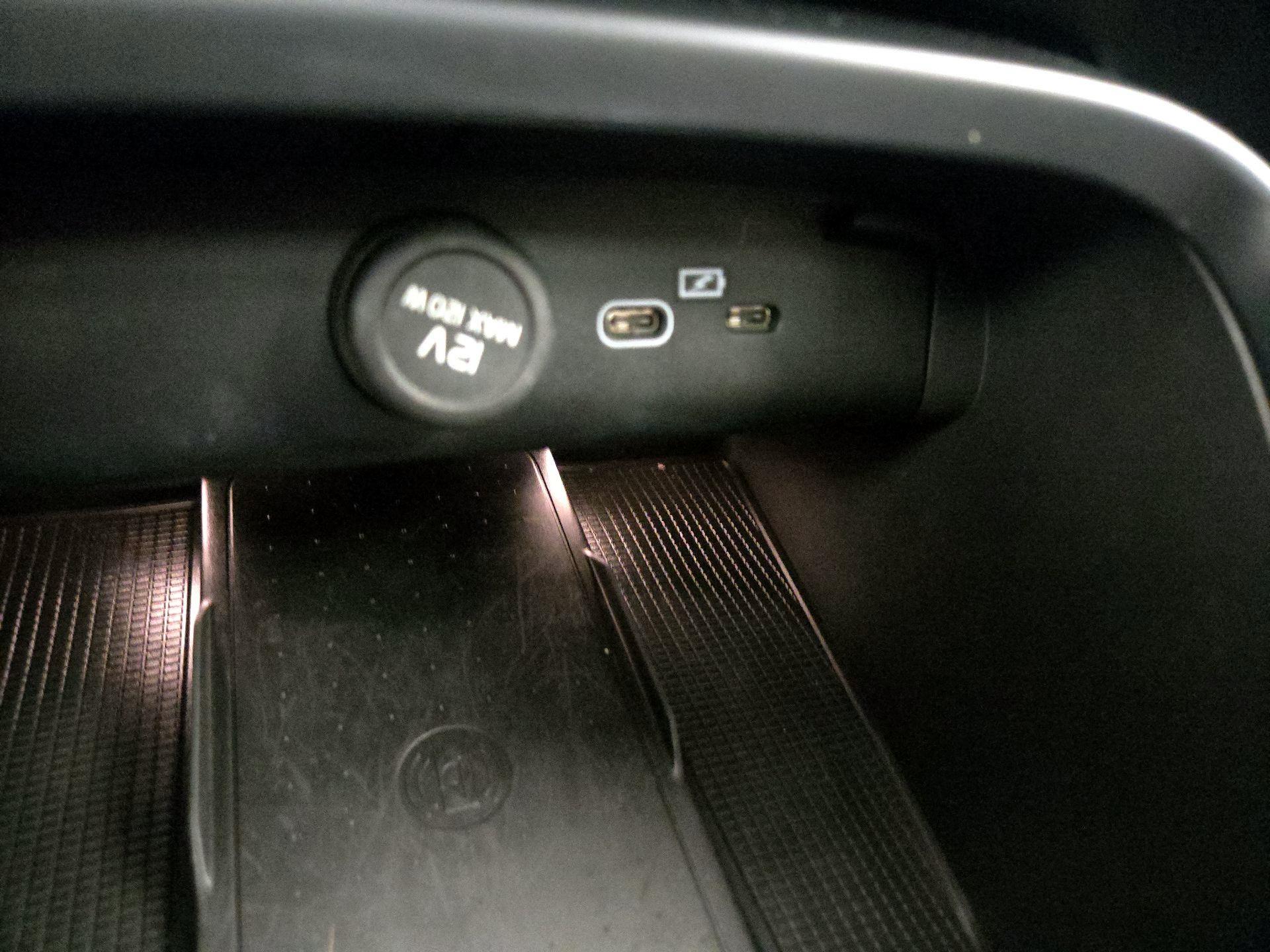 Thumbnail: 2023 Volvo XC40 - 19