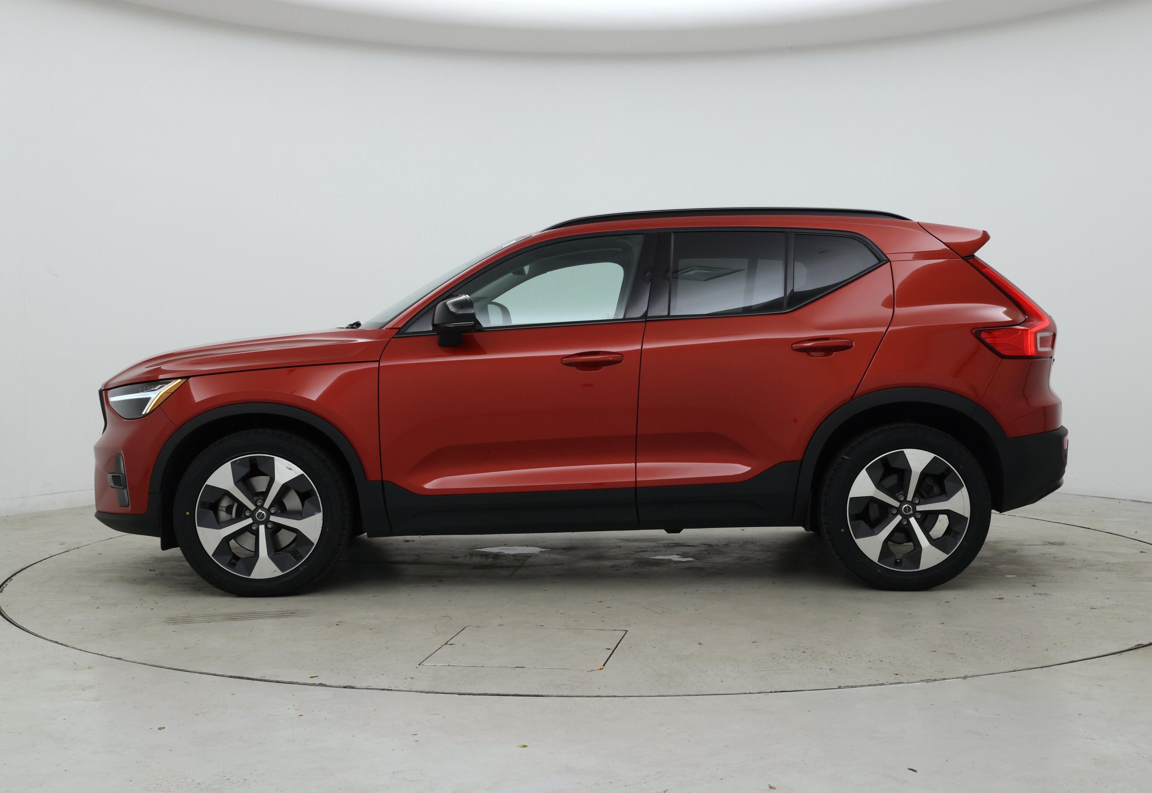 Thumbnail: 2023 Volvo XC40 - 3