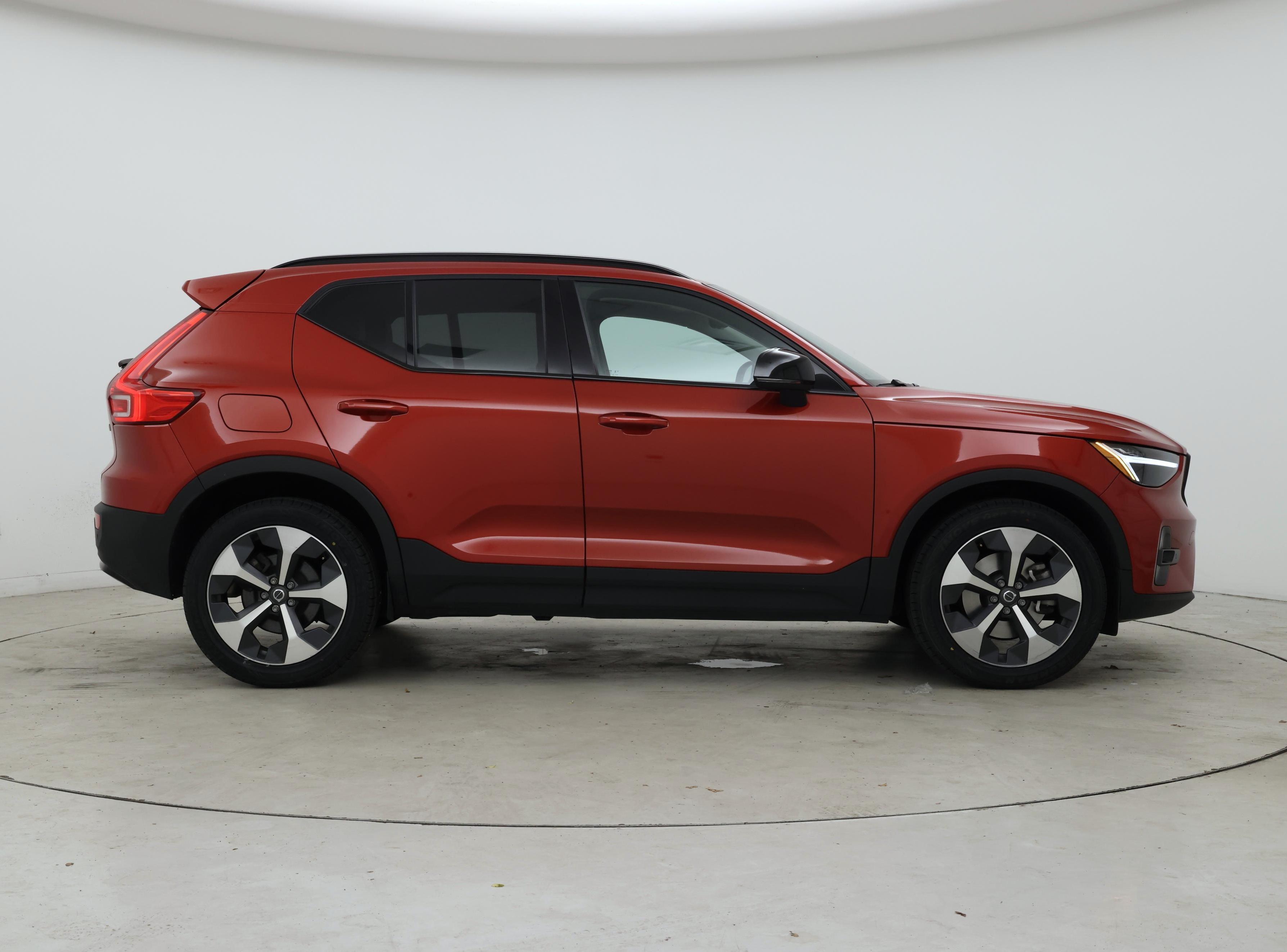 Thumbnail: 2023 Volvo XC40 - 7