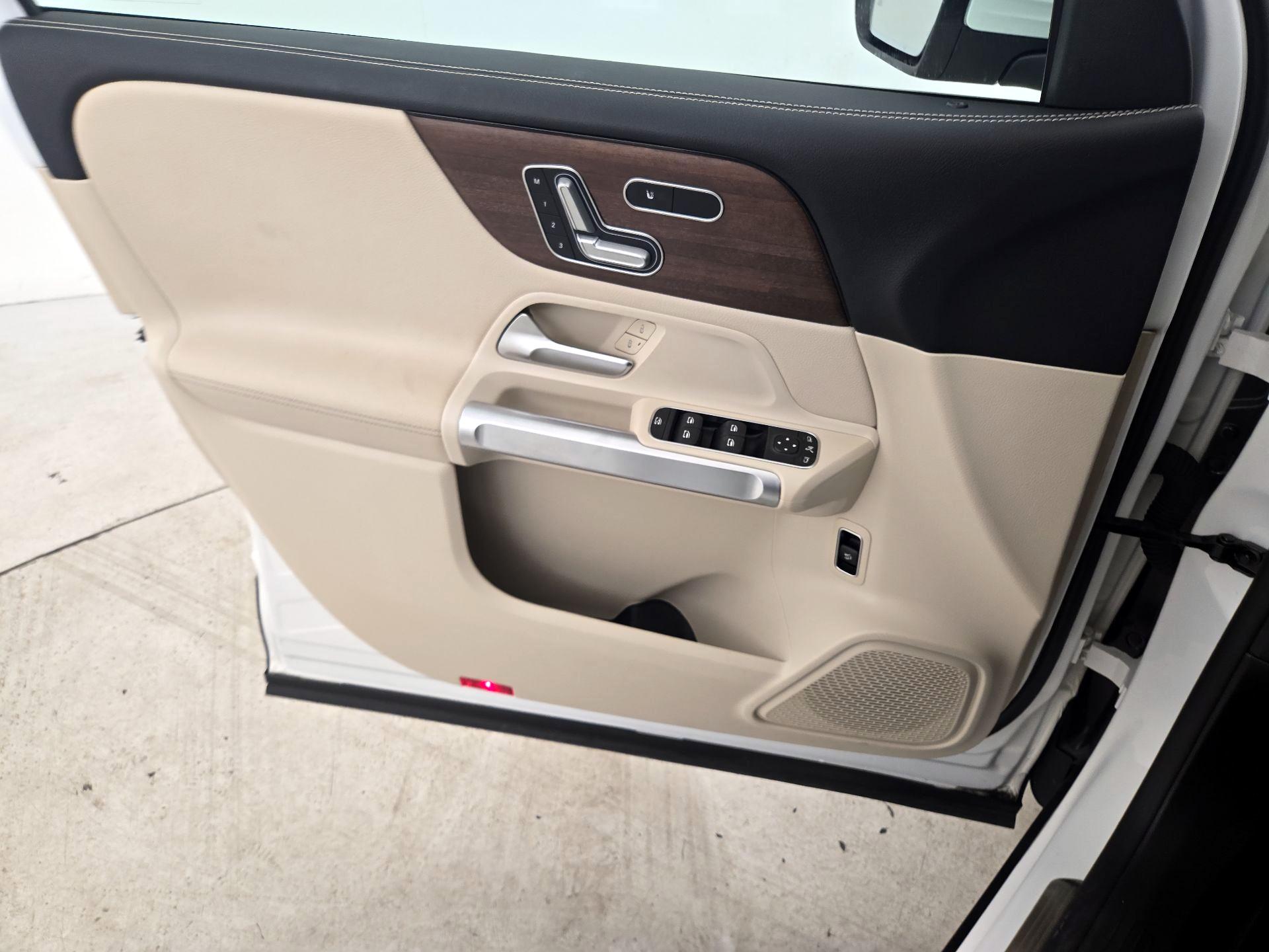 Thumbnail: 2021 Mercedes-Benz GLB - 12