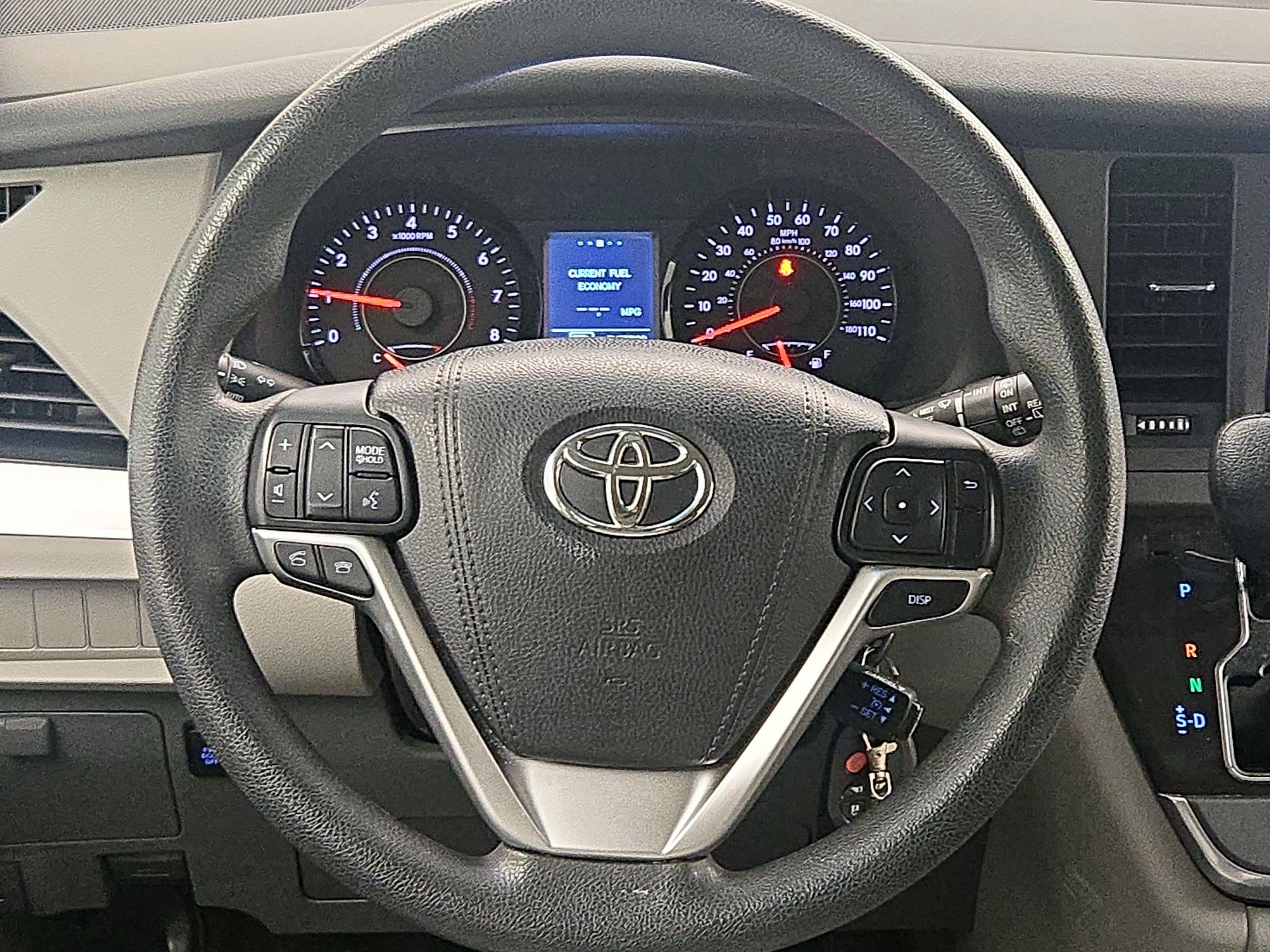 Thumbnail: 2017 Toyota Sienna - 10