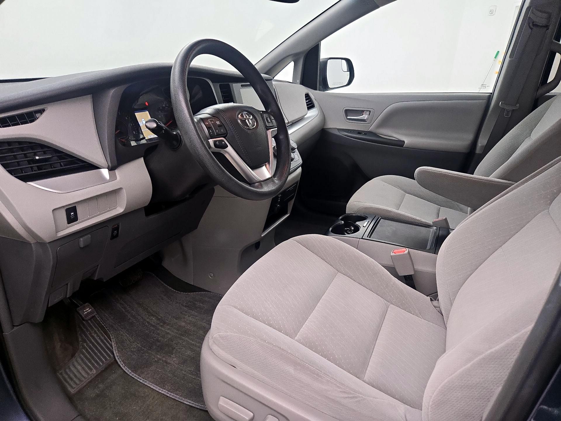 Thumbnail: 2017 Toyota Sienna - 11