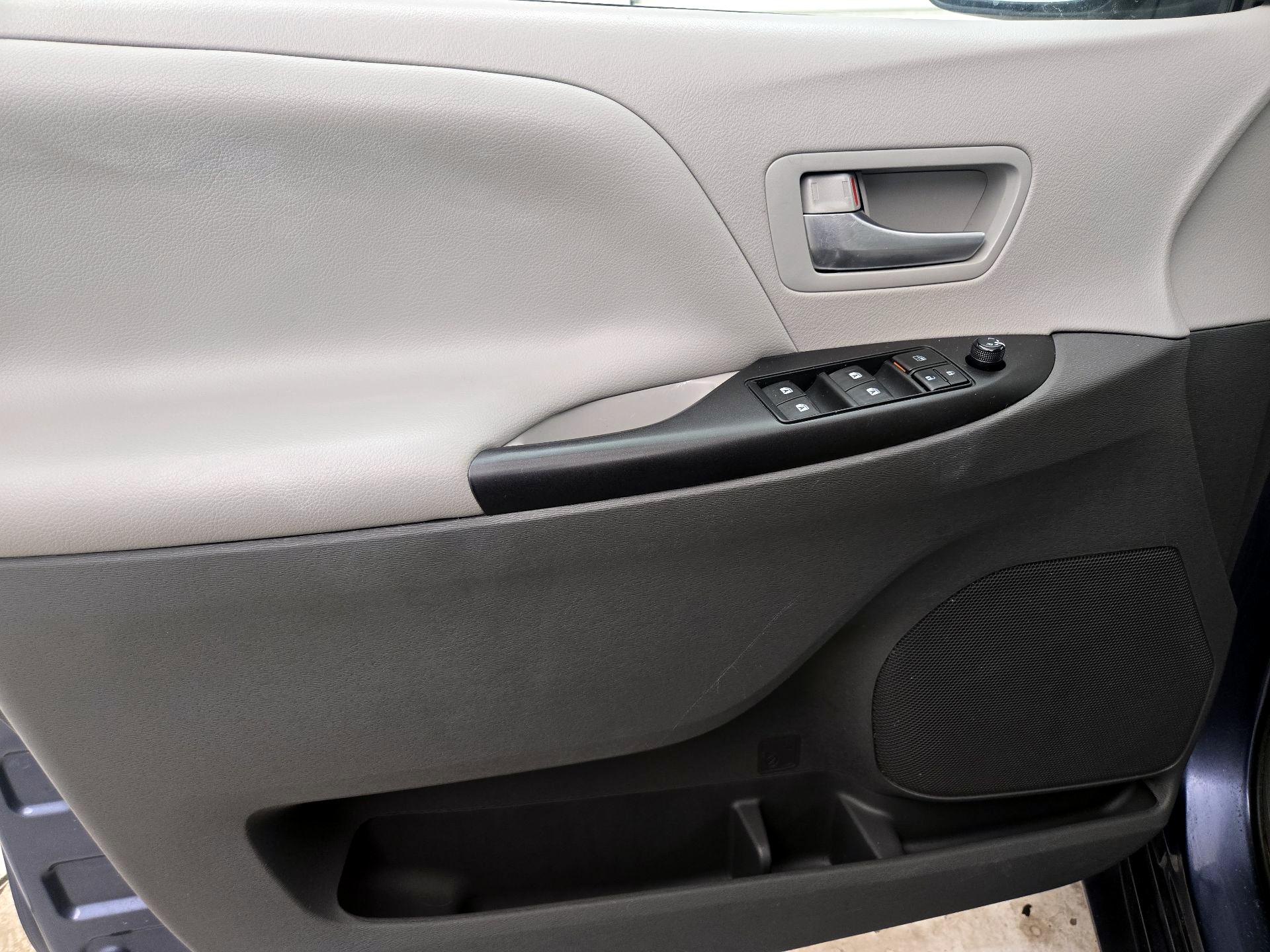 Thumbnail: 2017 Toyota Sienna - 12