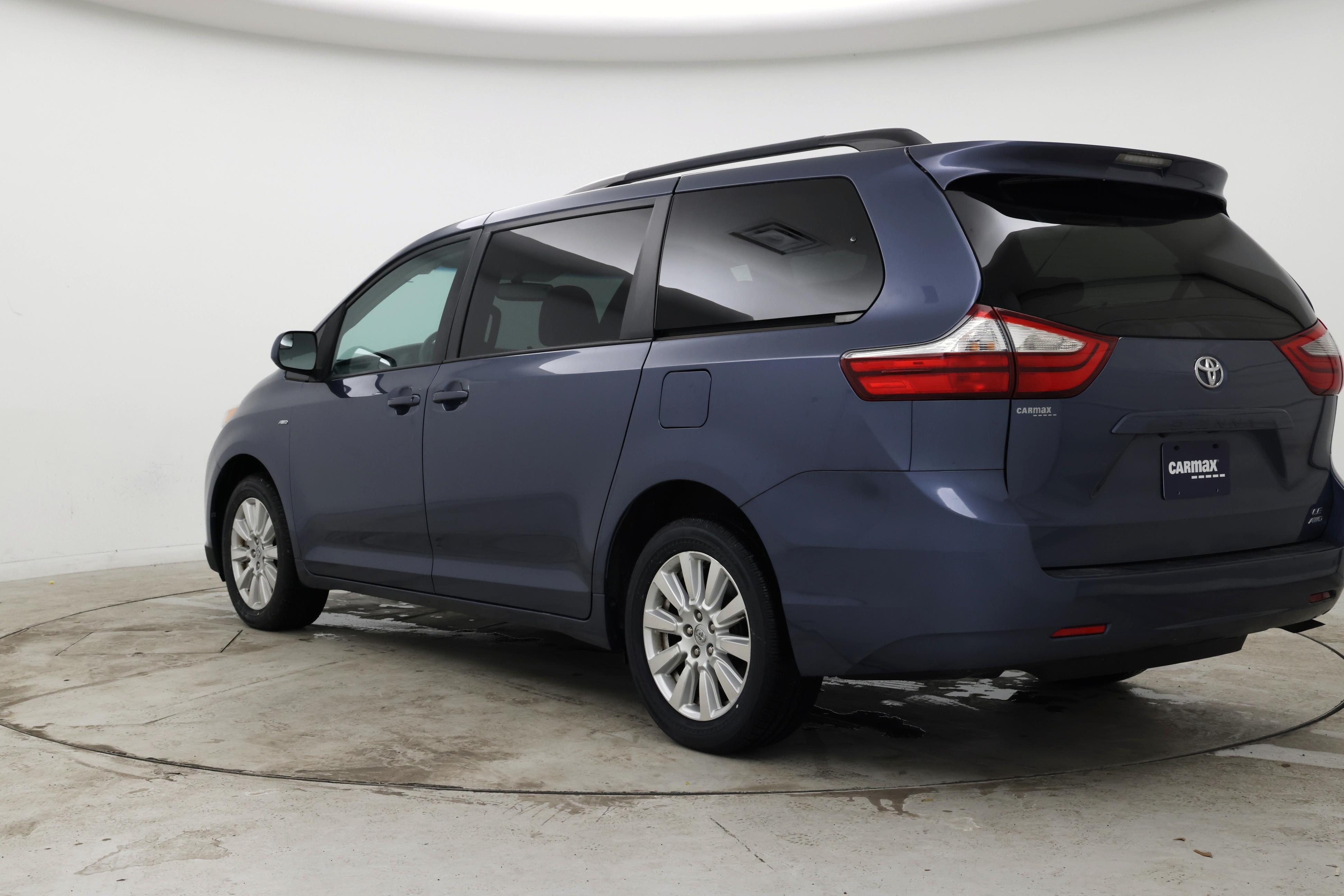 Thumbnail: 2017 Toyota Sienna - 2