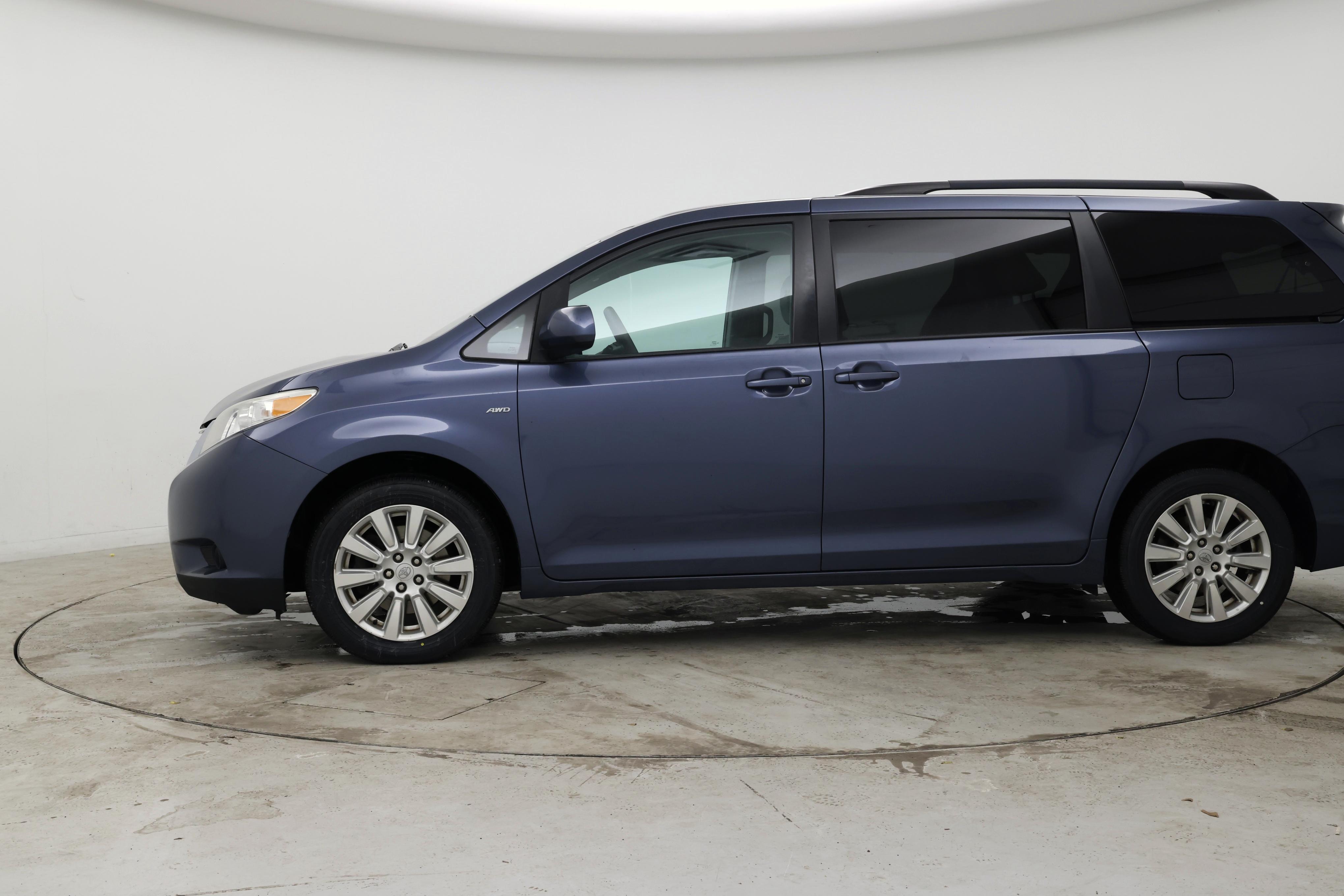 Thumbnail: 2017 Toyota Sienna - 3