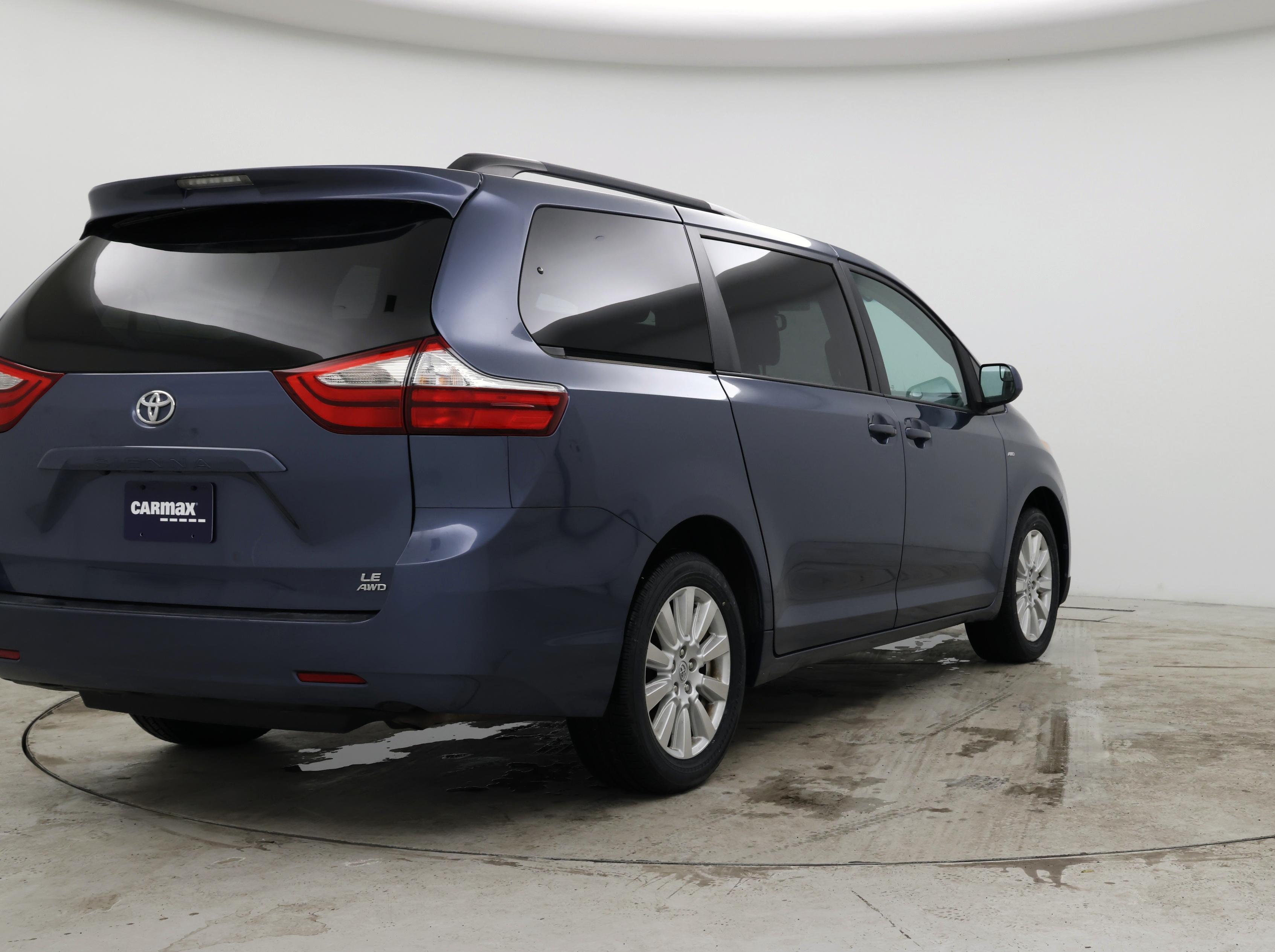 Thumbnail: 2017 Toyota Sienna - 8