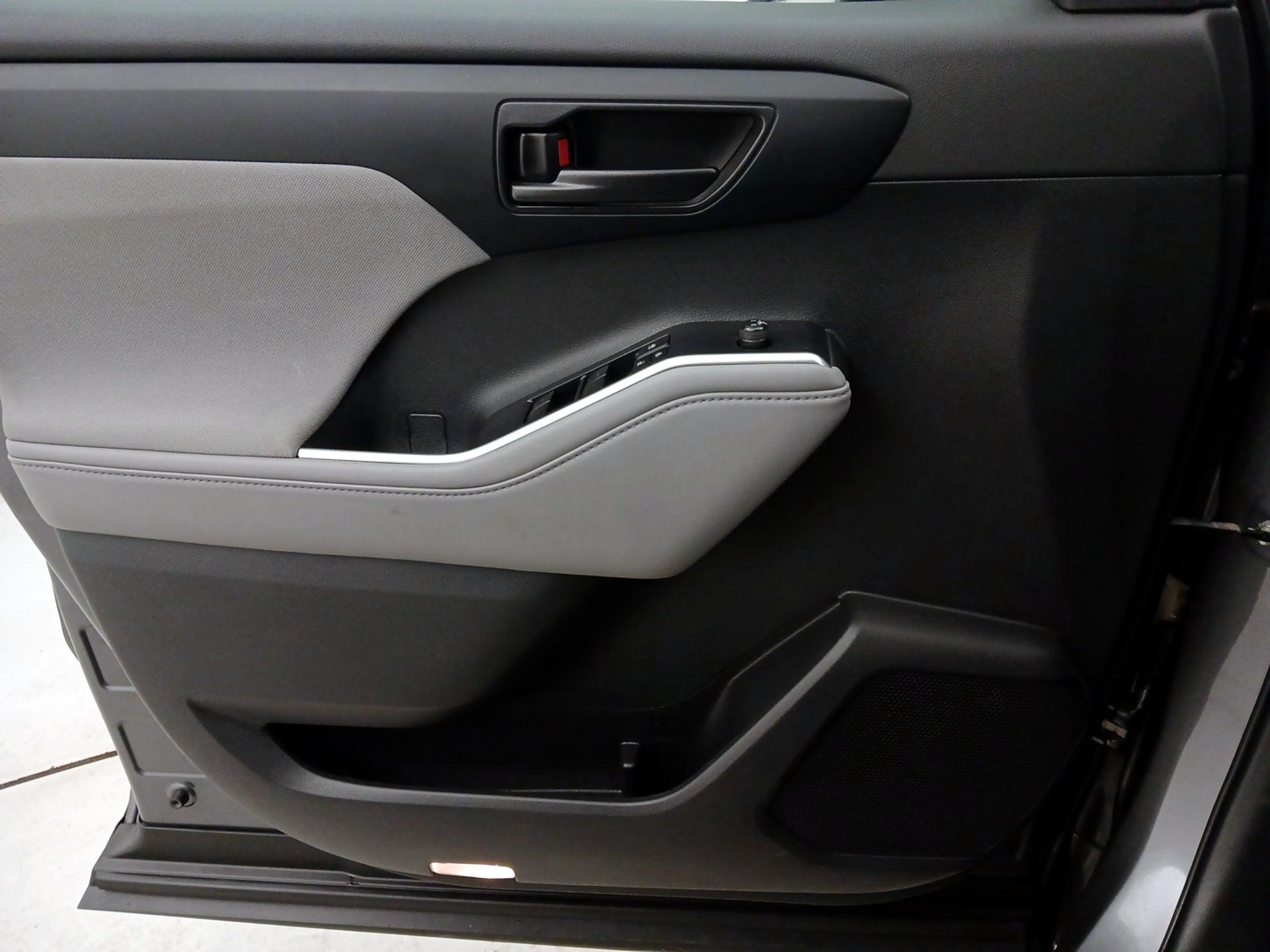 Thumbnail: 2022 Toyota Highlander - 12