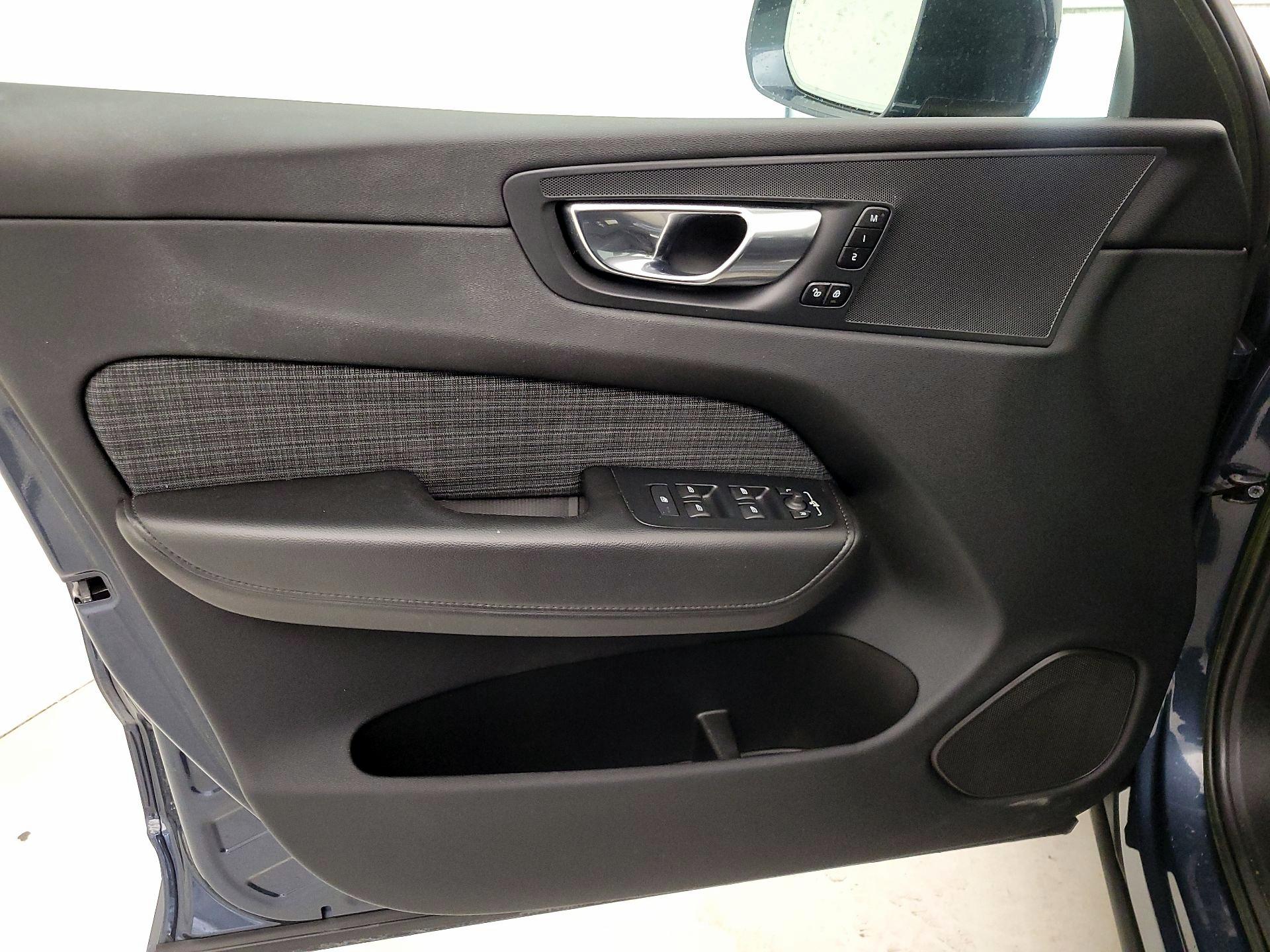 Thumbnail: 2023 Volvo XC60 - 12