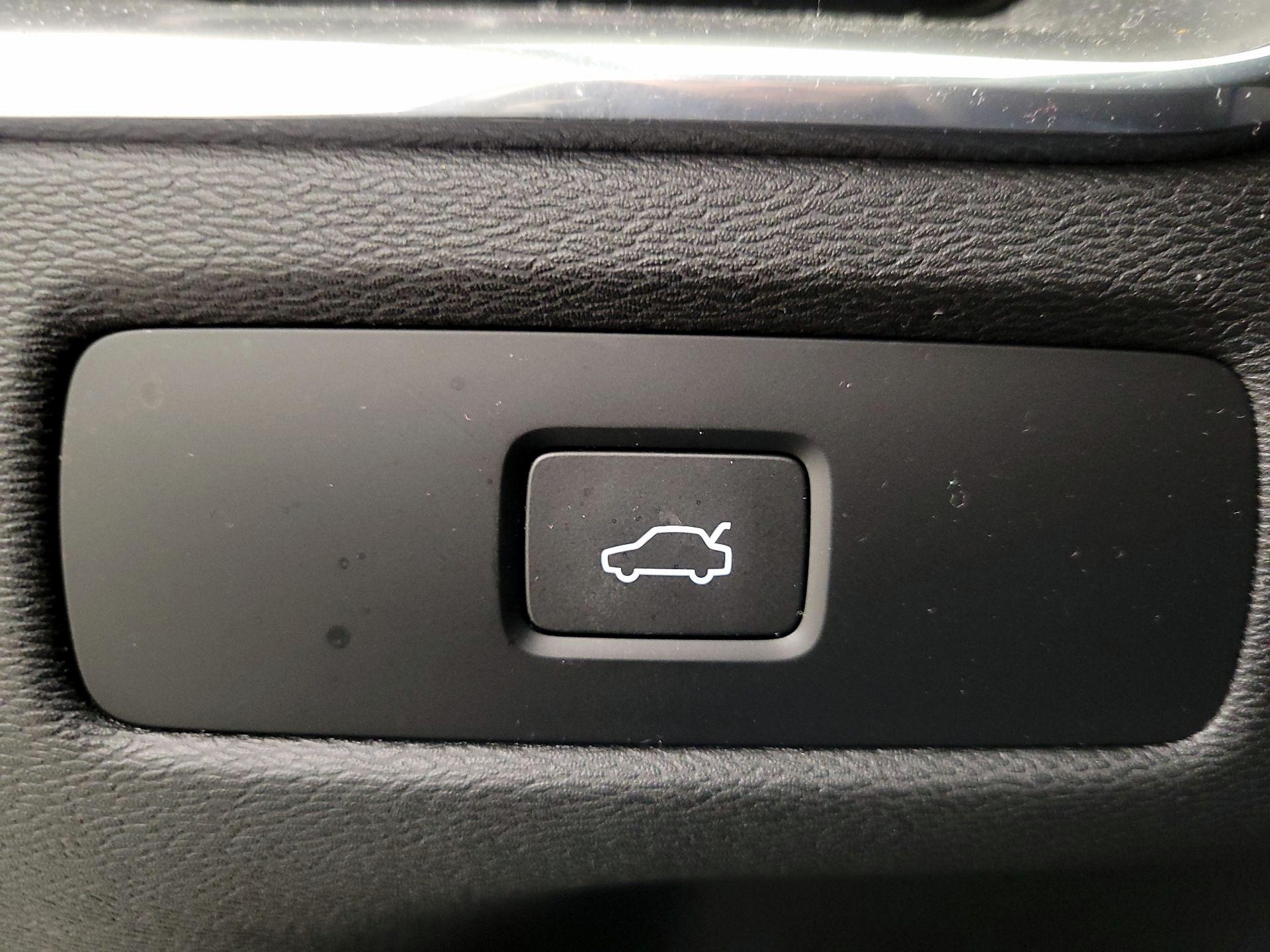 Thumbnail: 2023 Volvo XC60 - 13