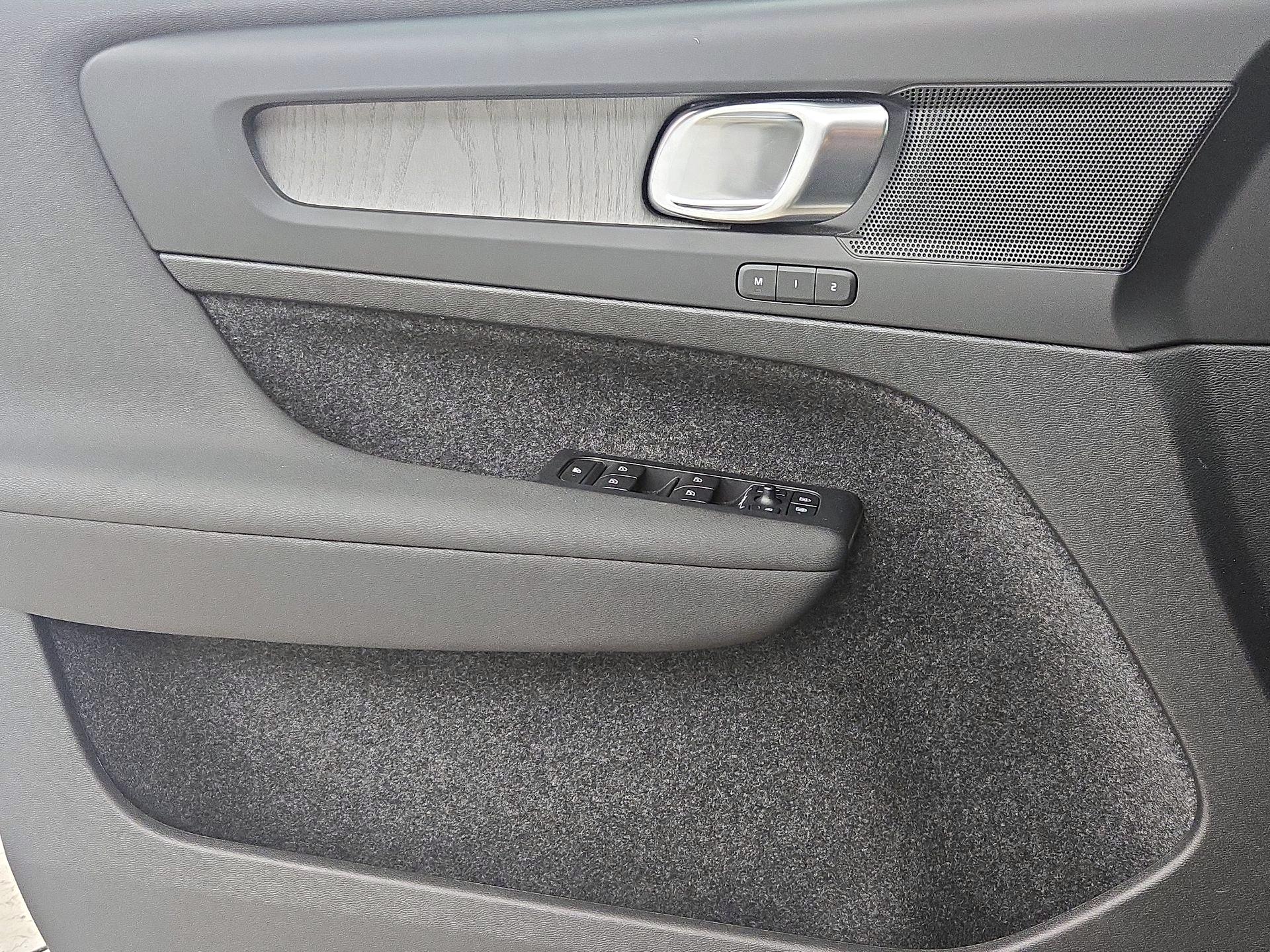 Thumbnail: 2023 Volvo XC40 - 12