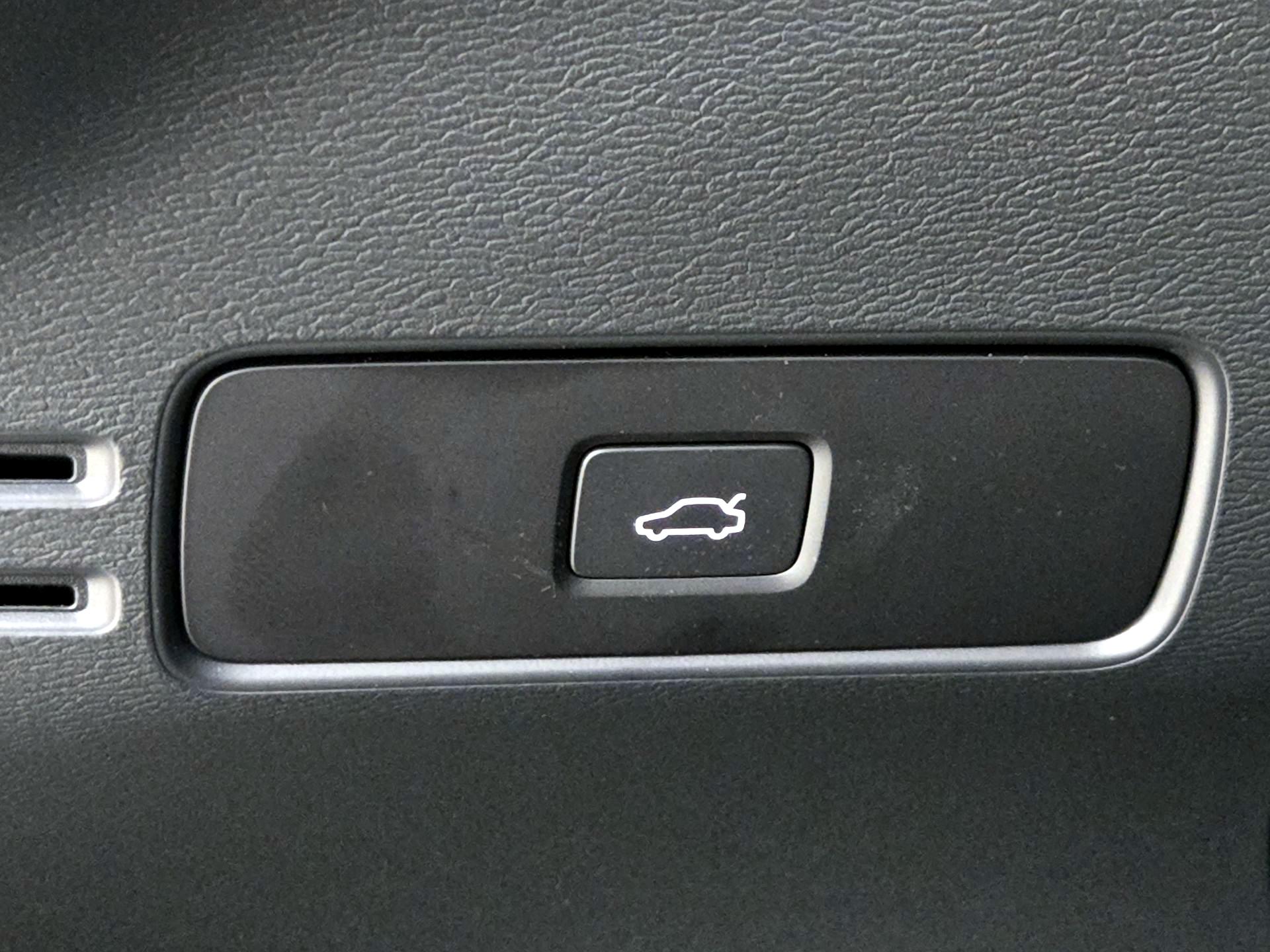 Thumbnail: 2023 Volvo XC40 - 13