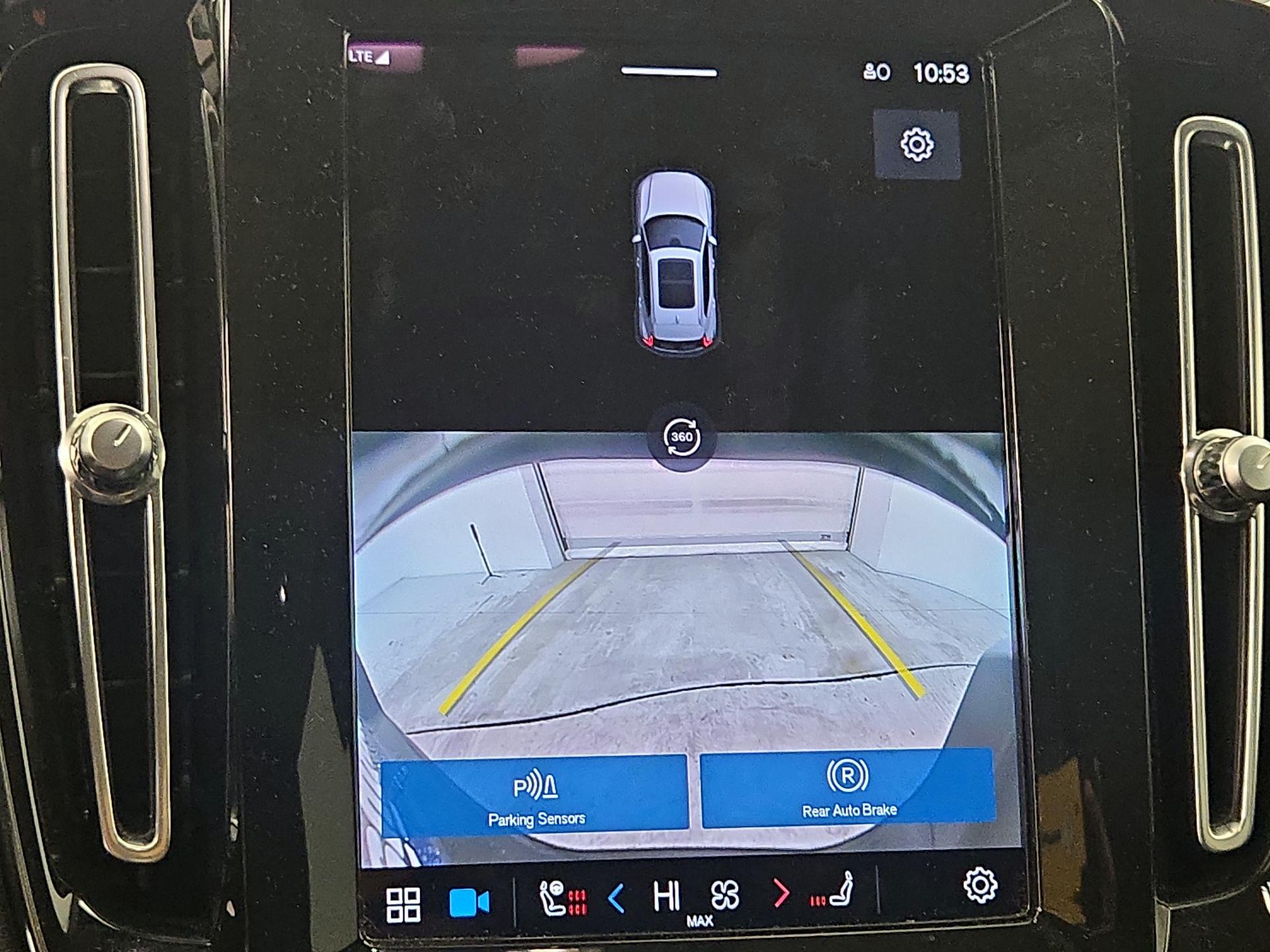 Thumbnail: 2023 Volvo XC40 - 14