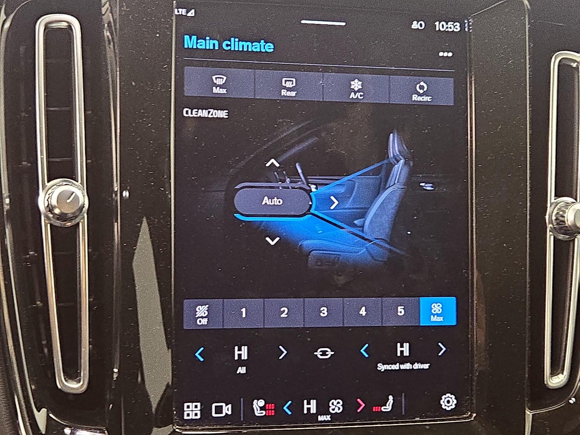 Thumbnail: 2023 Volvo XC40 - 16