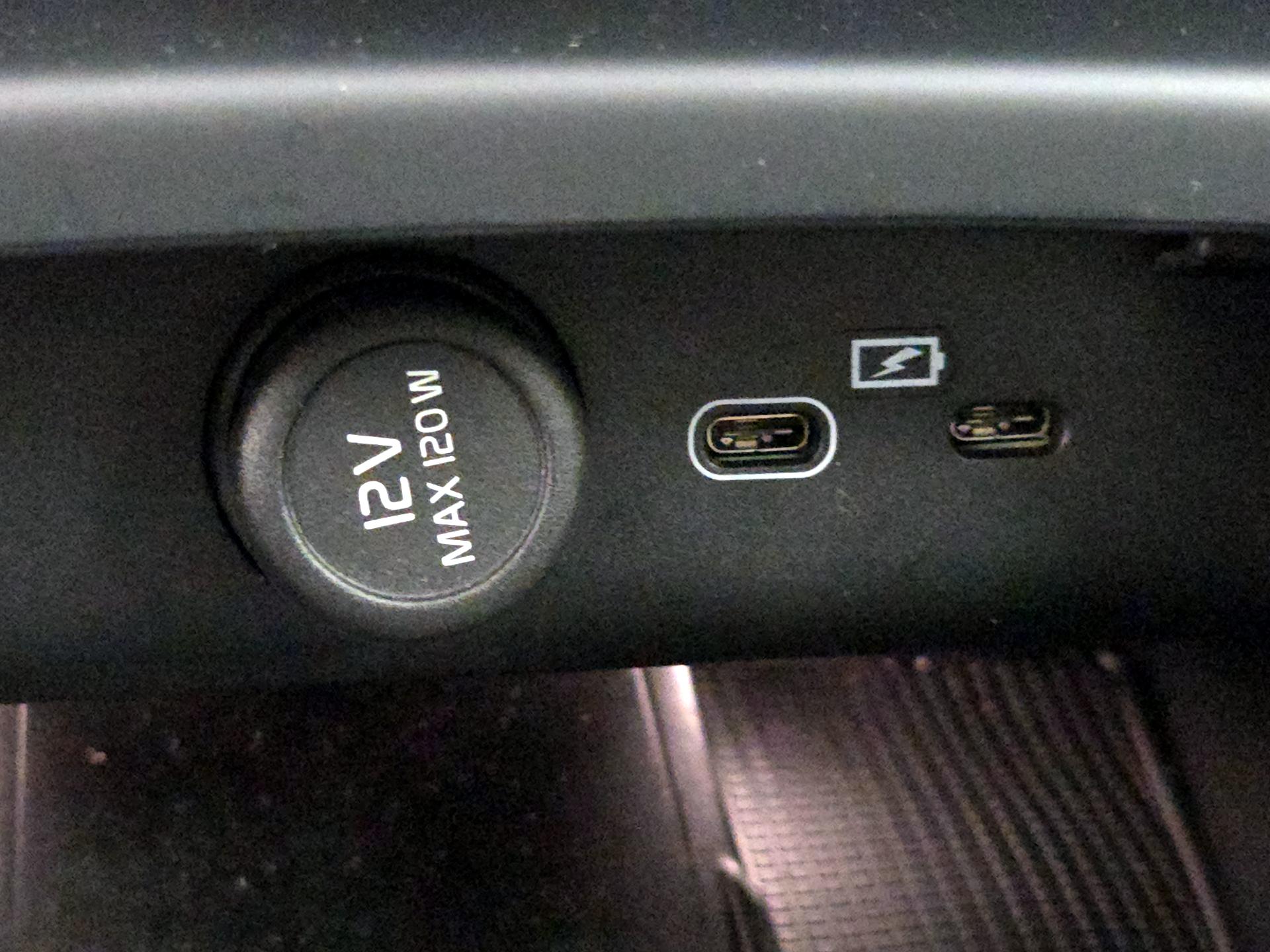 Thumbnail: 2023 Volvo XC40 - 18