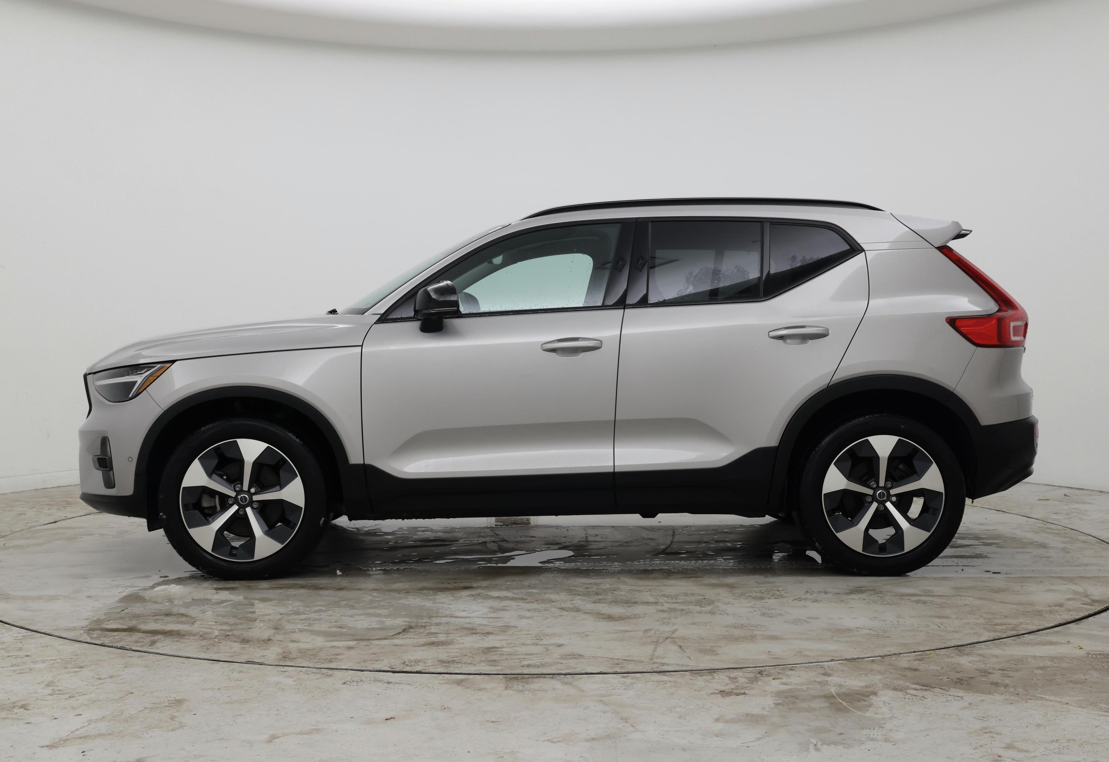 Thumbnail: 2023 Volvo XC40 - 3