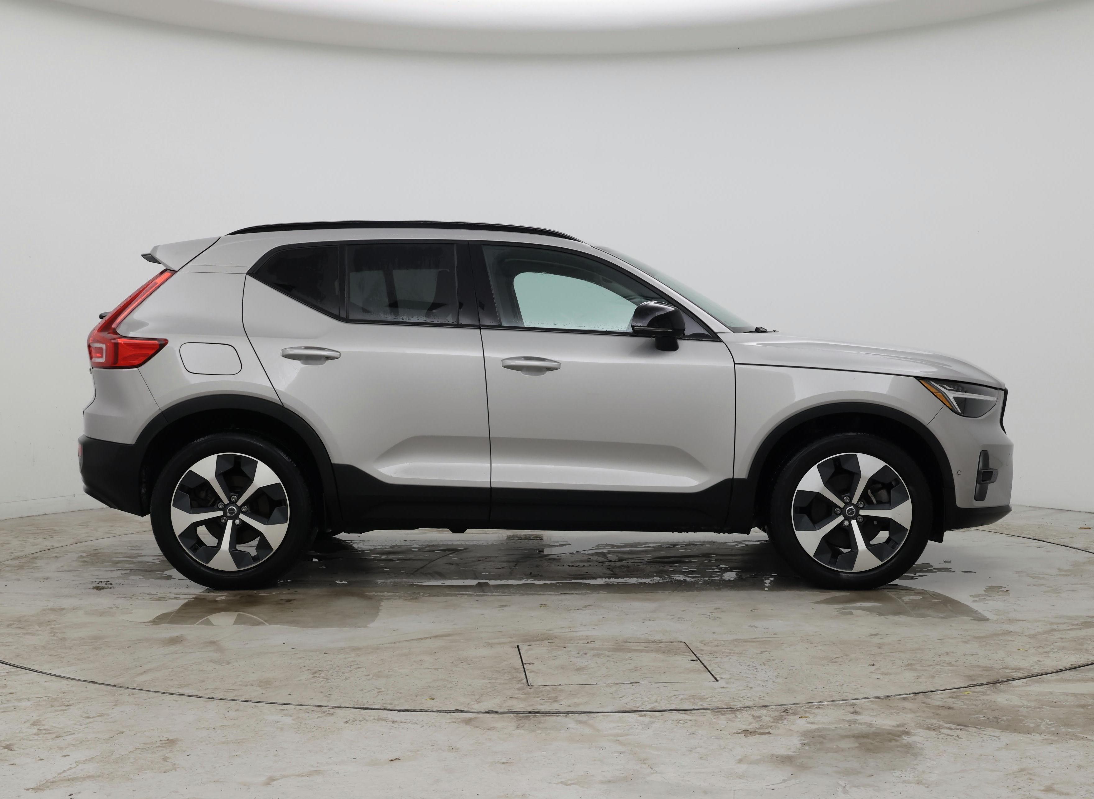 Thumbnail: 2023 Volvo XC40 - 7