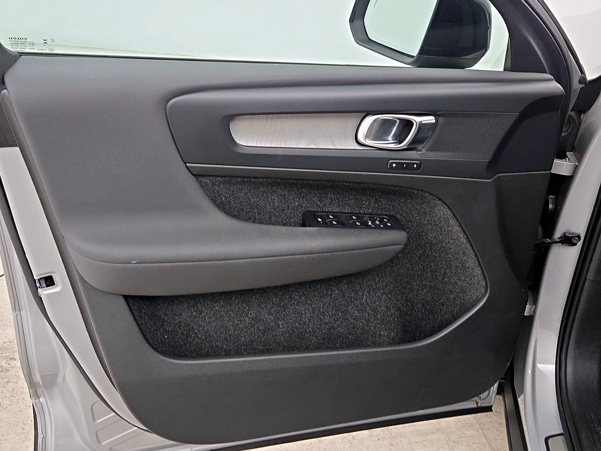 Thumbnail: 2023 Volvo XC40 - 11