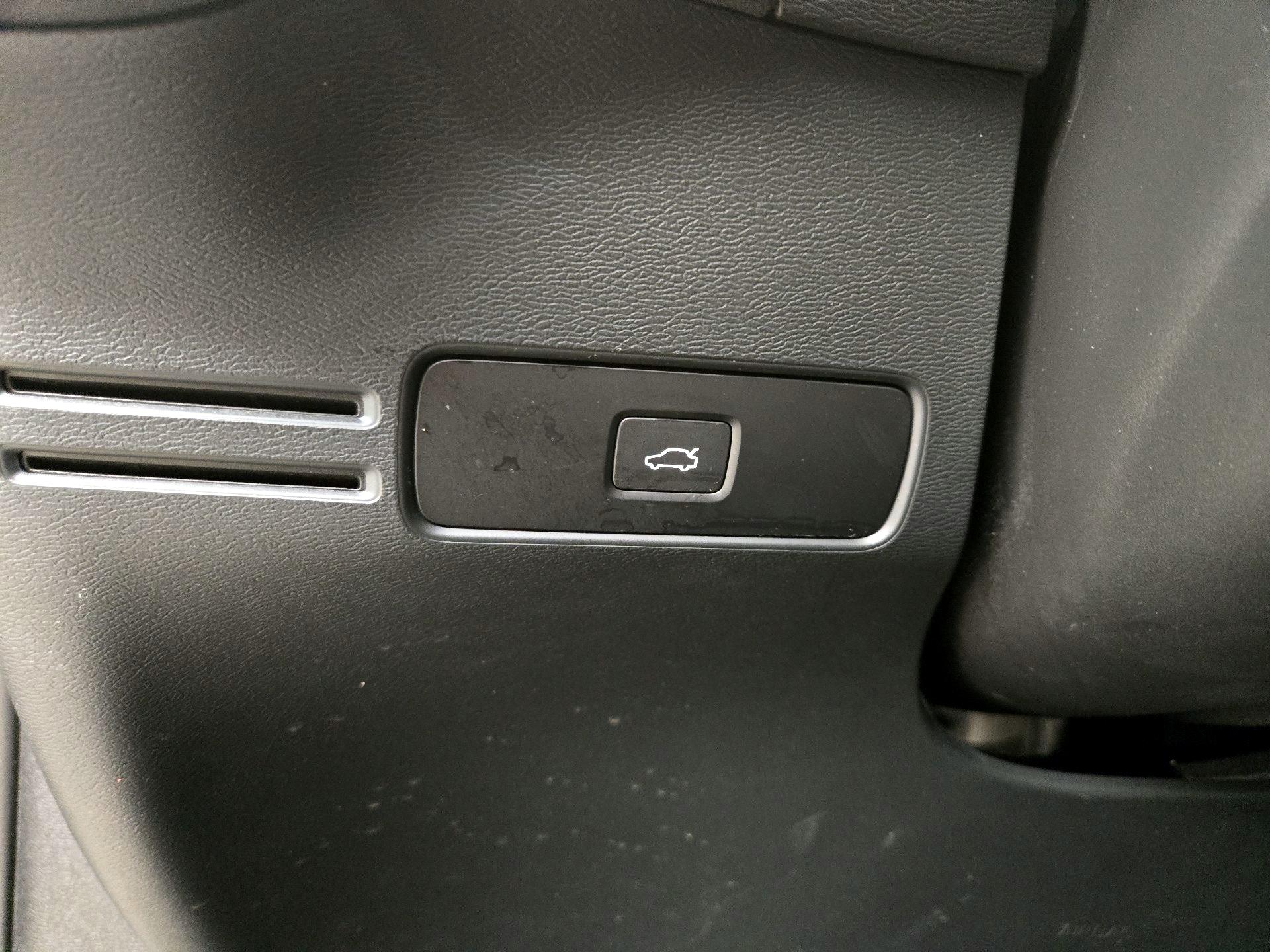 Thumbnail: 2023 Volvo XC40 - 12