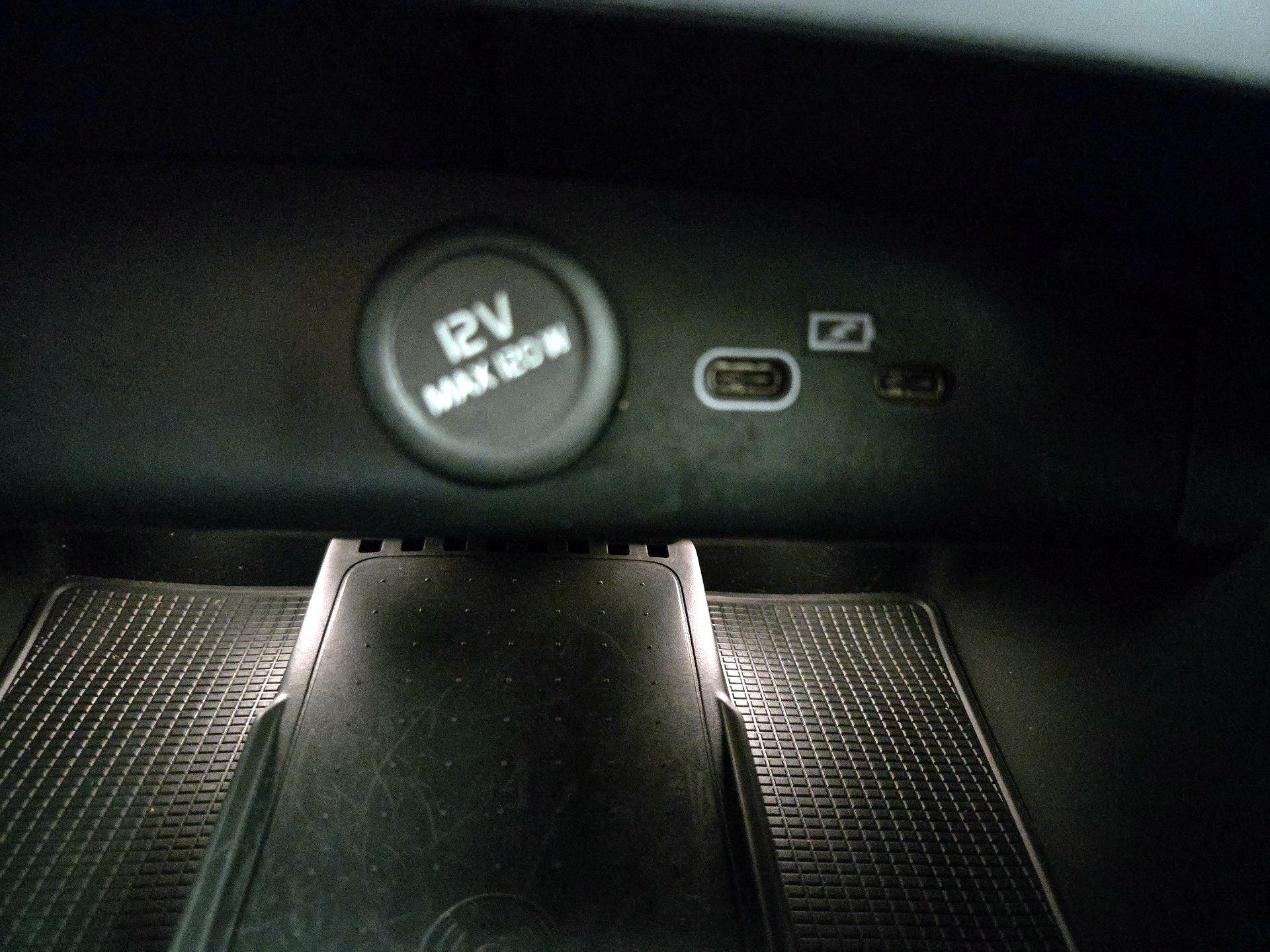 Thumbnail: 2023 Volvo XC40 - 18