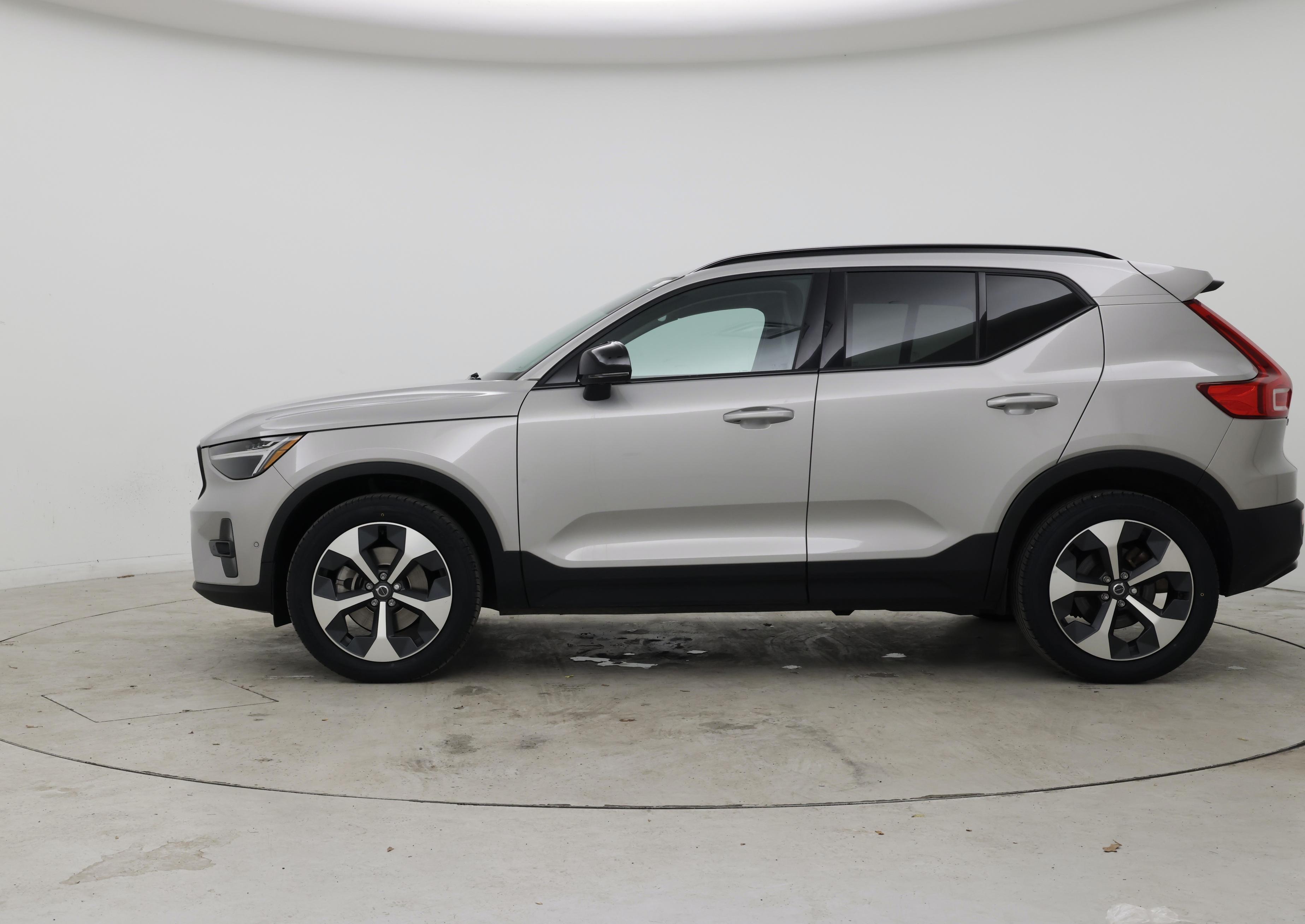 Thumbnail: 2023 Volvo XC40 - 3