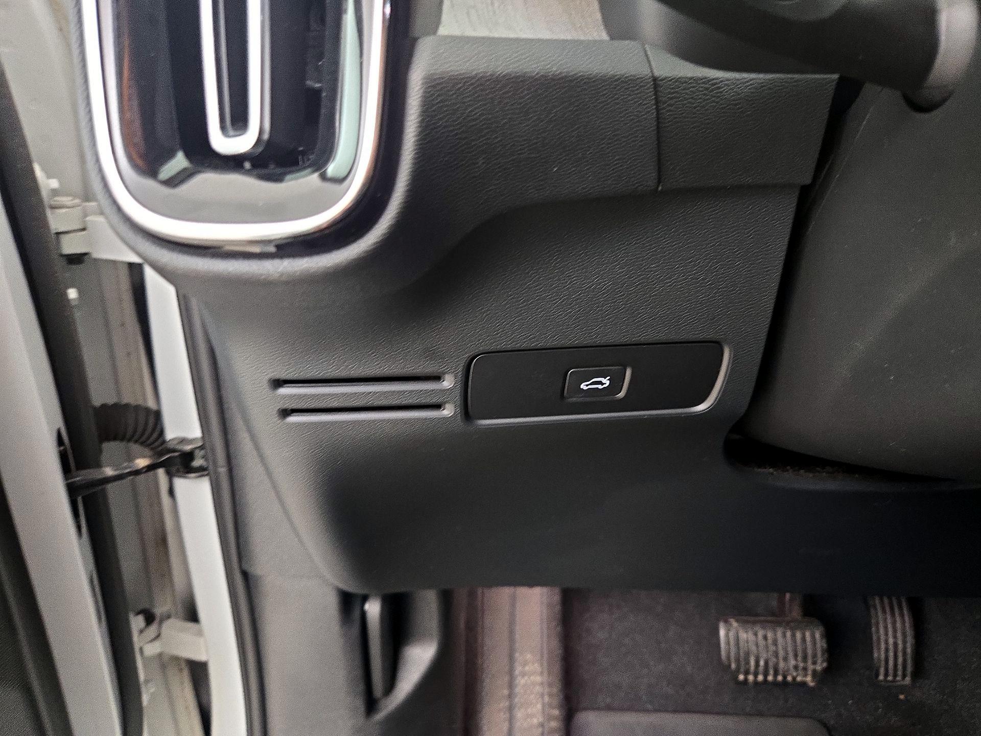 Thumbnail: 2023 Volvo XC40 - 13